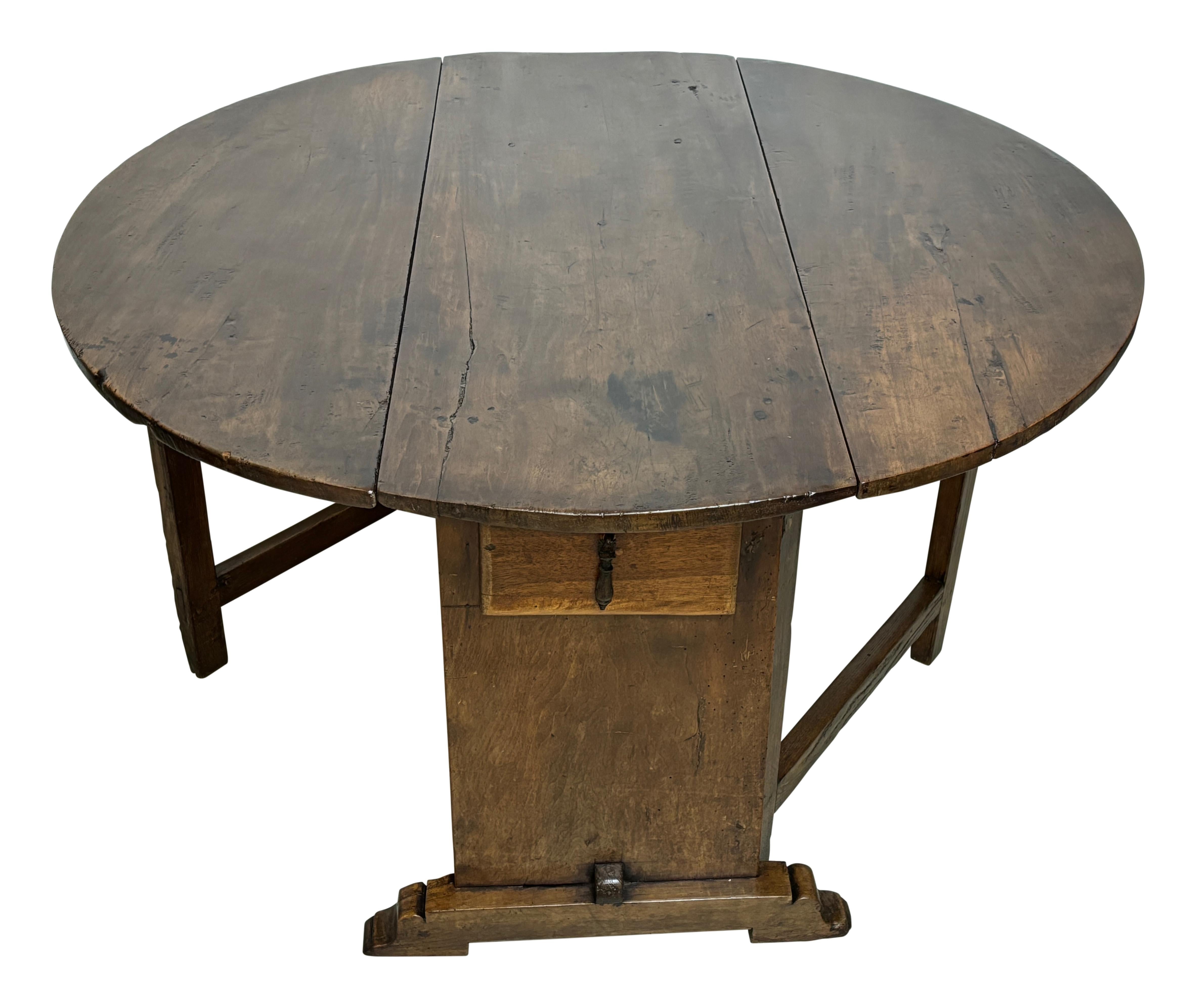 Rustic 18th Century Italian Drop Leaf Walnut Round Dining Table For Sale