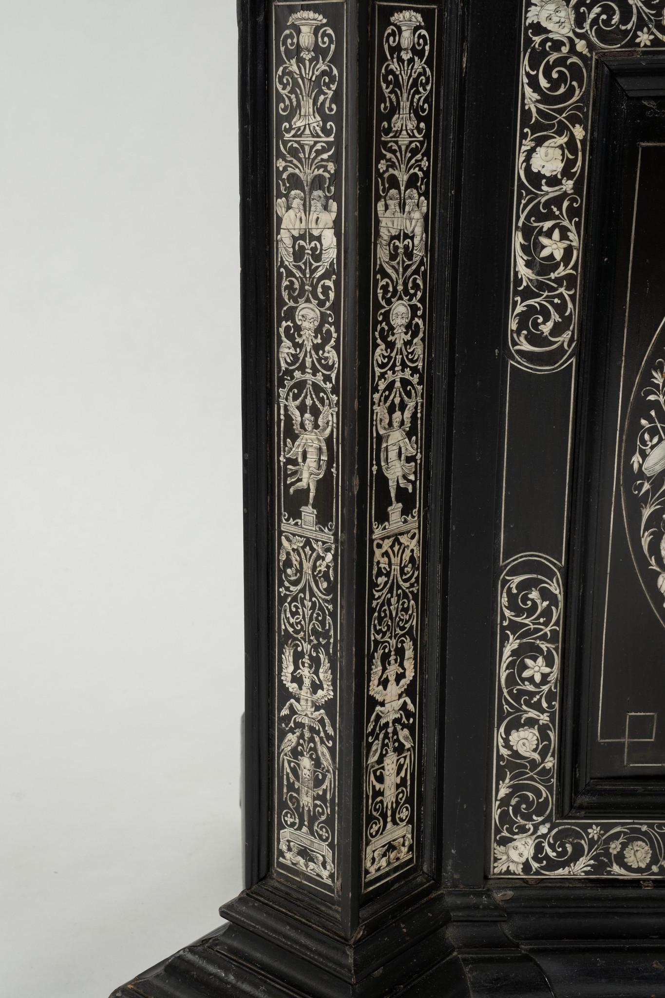 Cabinet de collection italien du 18e siècle en marqueterie ébonisée en vente 3