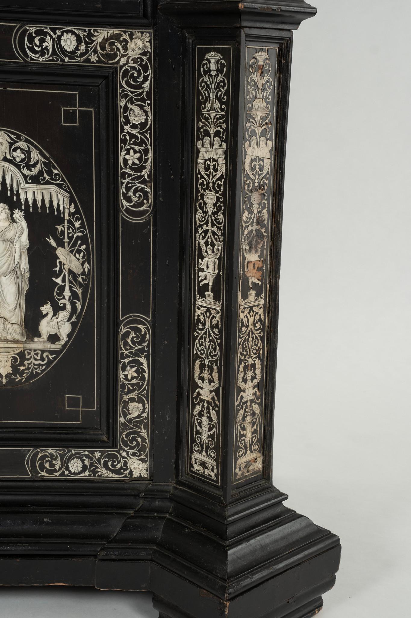 Cabinet de collection italien du 18e siècle en marqueterie ébonisée en vente 7