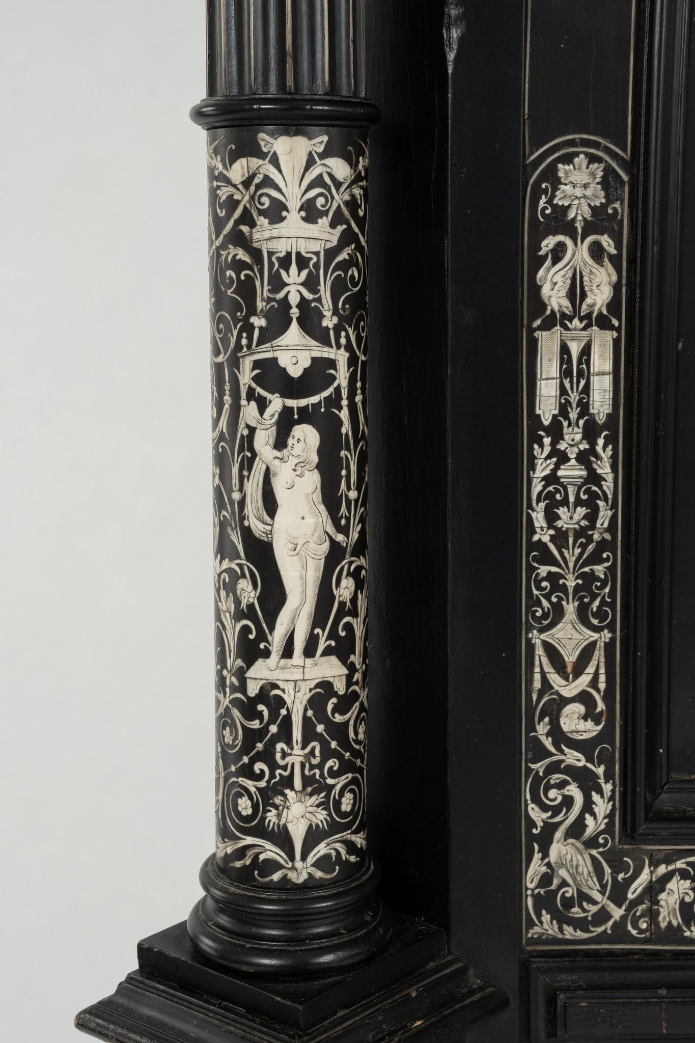 Cabinet de collection italien du 18e siècle en marqueterie ébonisée en vente 9