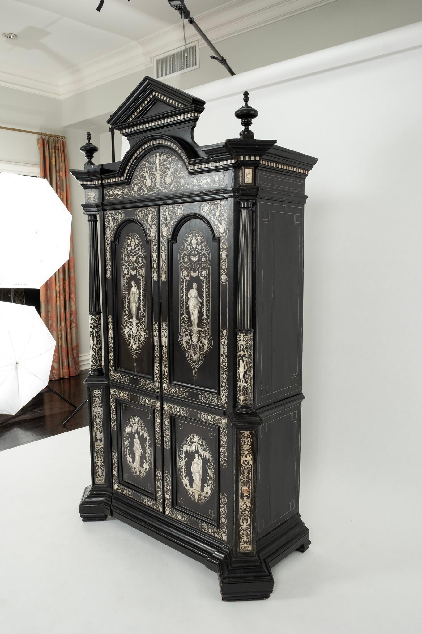 Baroque Cabinet de collection italien du 18e siècle en marqueterie ébonisée en vente