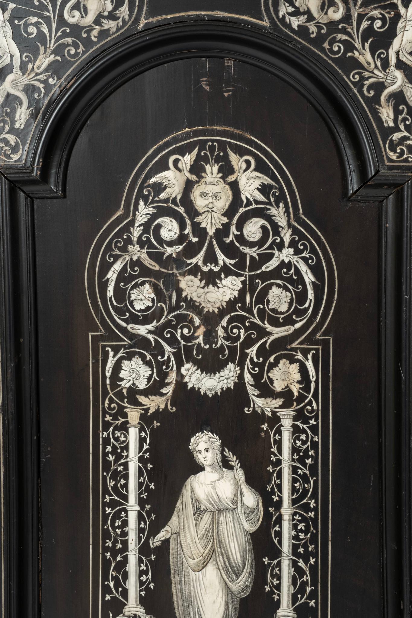 Incrusté Cabinet de collection italien du 18e siècle en marqueterie ébonisée en vente
