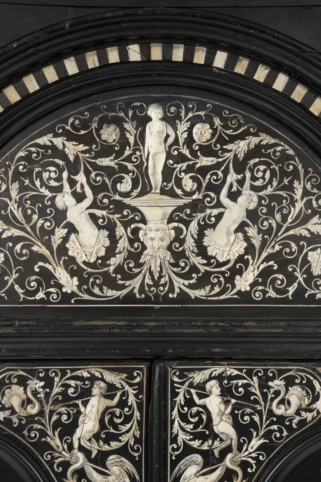 XVIIIe siècle et antérieur Cabinet de collection italien du 18e siècle en marqueterie ébonisée en vente