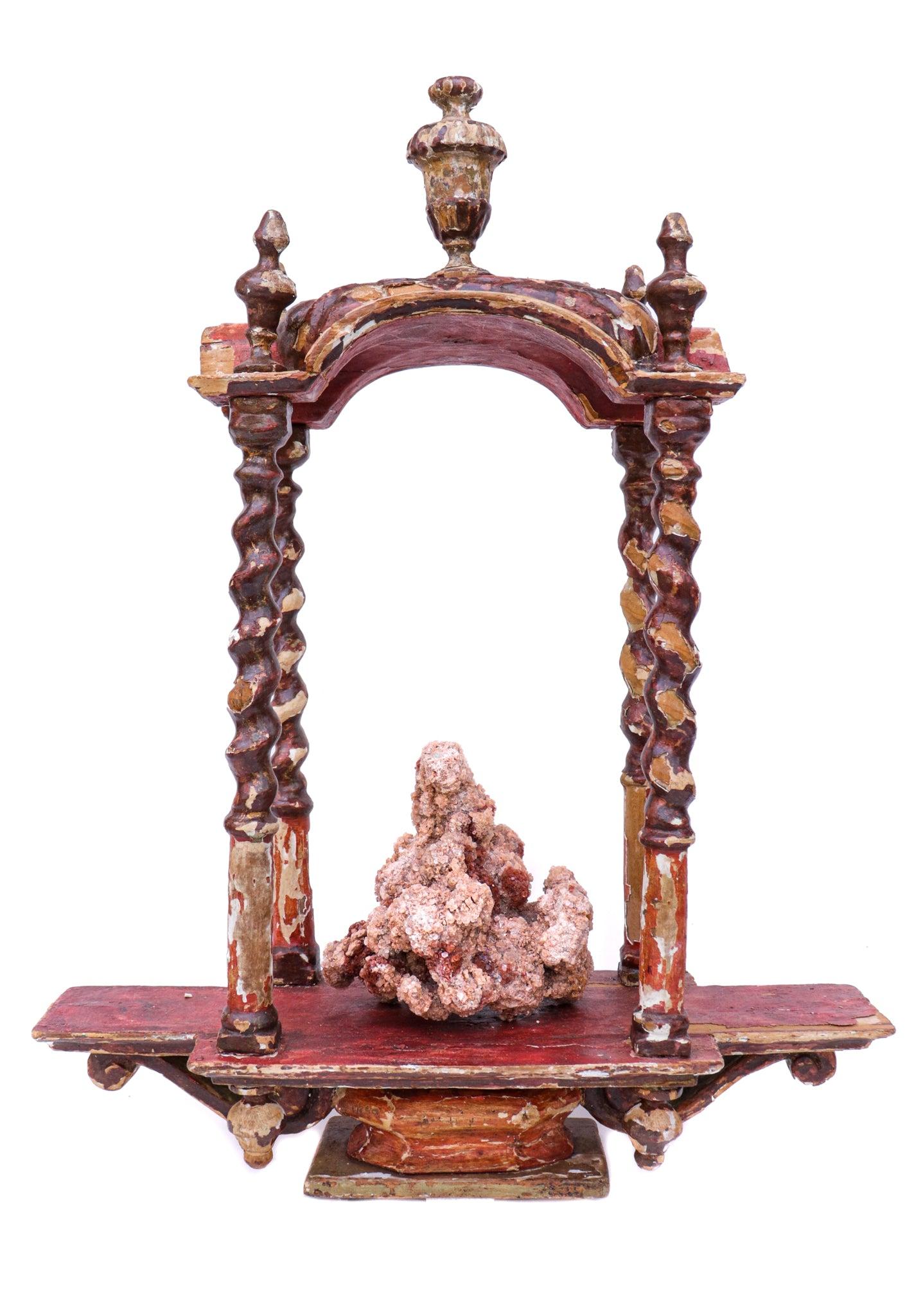 tabernacle italien du 18ème siècle avec aragonite. Il est peint à la main et sculpté avec des détails de volutes et a été conservé dans son état d'origine. Le tabernacle était à l'origine utilisé dans une église italienne historique comme 