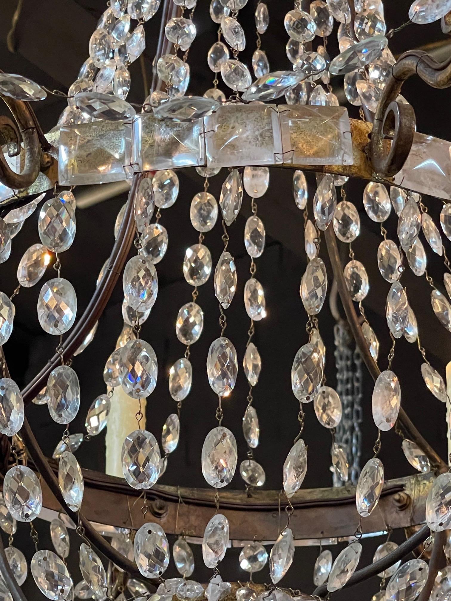 Italienischer Bergkristallkorb-Kronleuchter aus dem 18. Jahrhundert im Zustand „Gut“ im Angebot in Dallas, TX