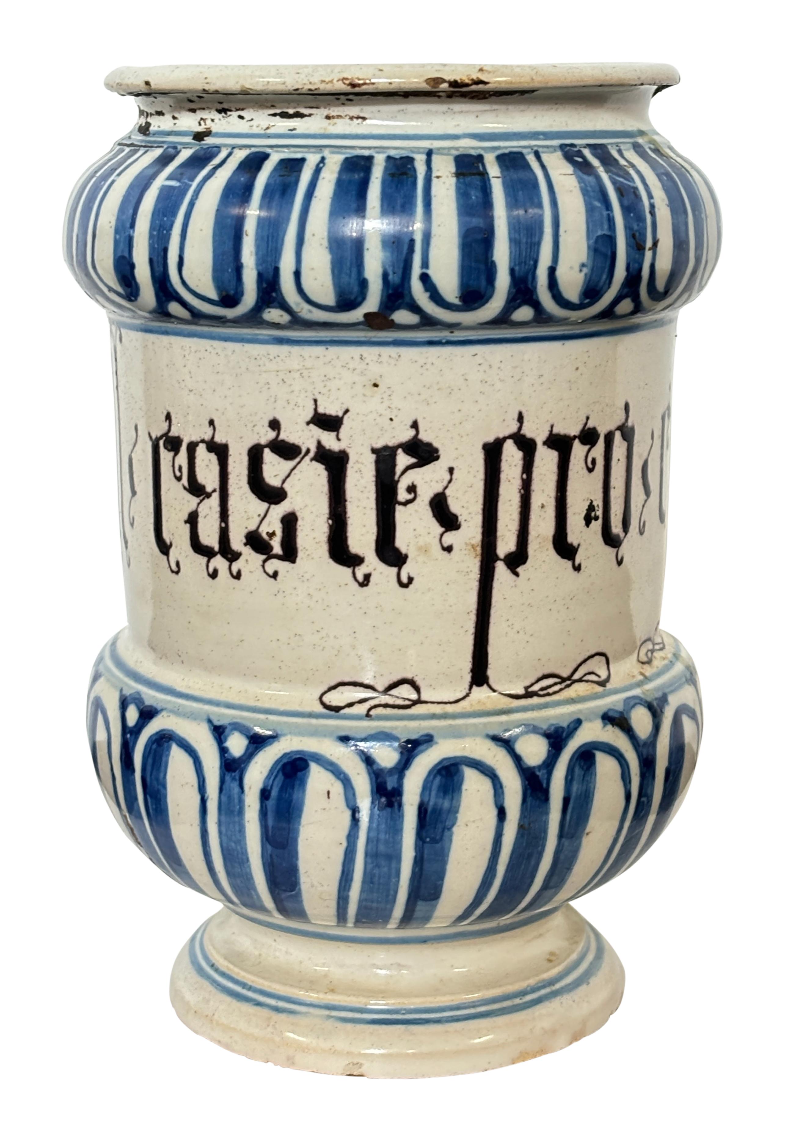 Ancien pot à pharmacie en faïence italienne du 18e siècle, de type Albarello ou apothicaire. Cette magnifique jarre ancienne est peinte à la main et se trouve dans un état remarquable compte tenu de son âge. La glaçure de l'étain présente quelques