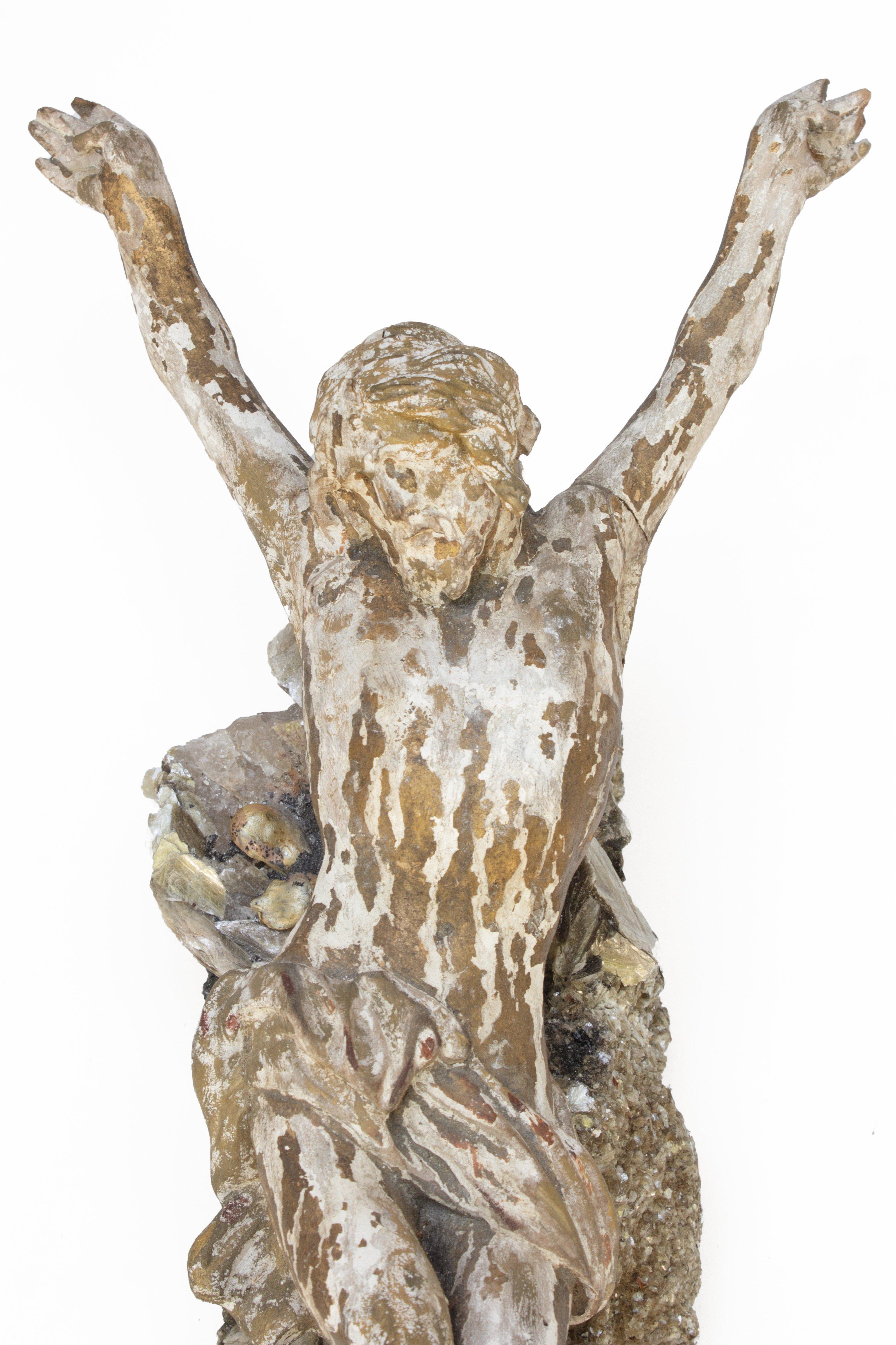 Figura de Cristo italiana del siglo XVIII, envejecida, tallada y pintada a mano sobre cristal con mica y turmalina con perla barroca de formación natural. La figura de Cristo salió de un crucifijo que ahora ha sido desplazado. La figura de Cristo ha