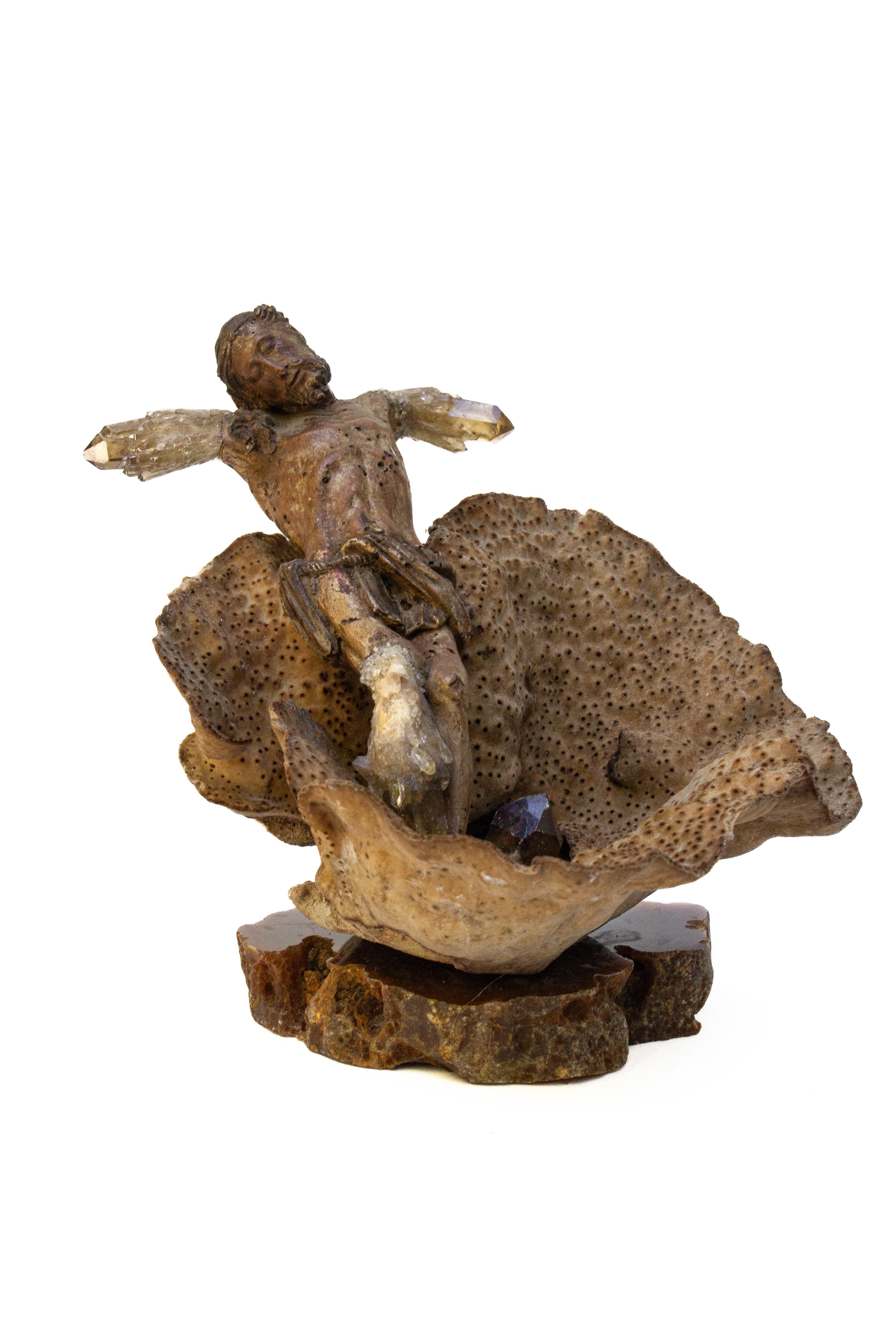 Figura escultórica italiana del siglo XVIII de Cristo sobre coral marrón envejecido, adornada con cristales de cuarzo ahumado, montada sobre una base de ágata pulida. La figura de Cristo formaba parte originalmente de un crucifijo de una iglesia de