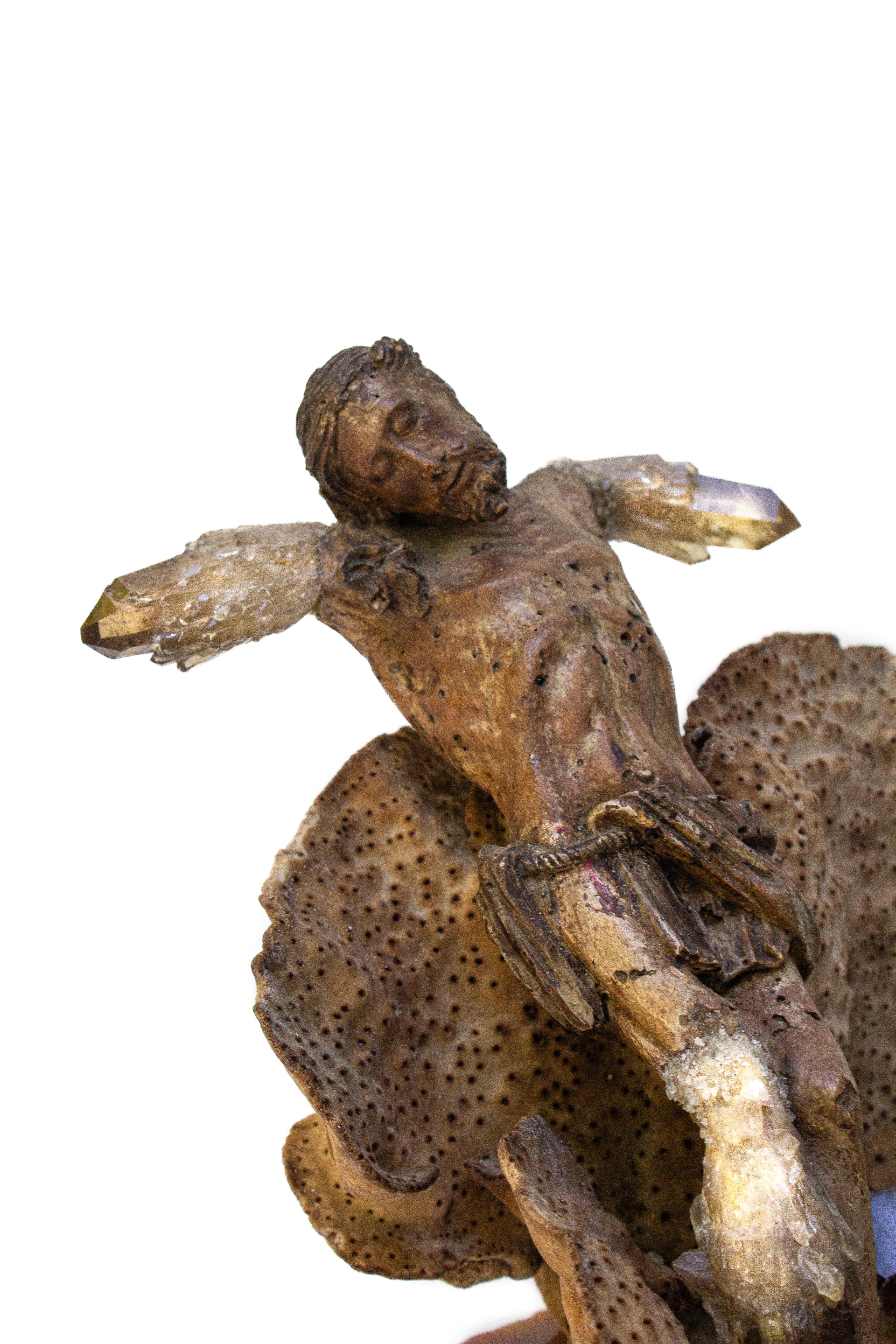 Figura de Cristo italiana del siglo XVIII con cristales de cuarzo ahumado en coral Rococó en venta