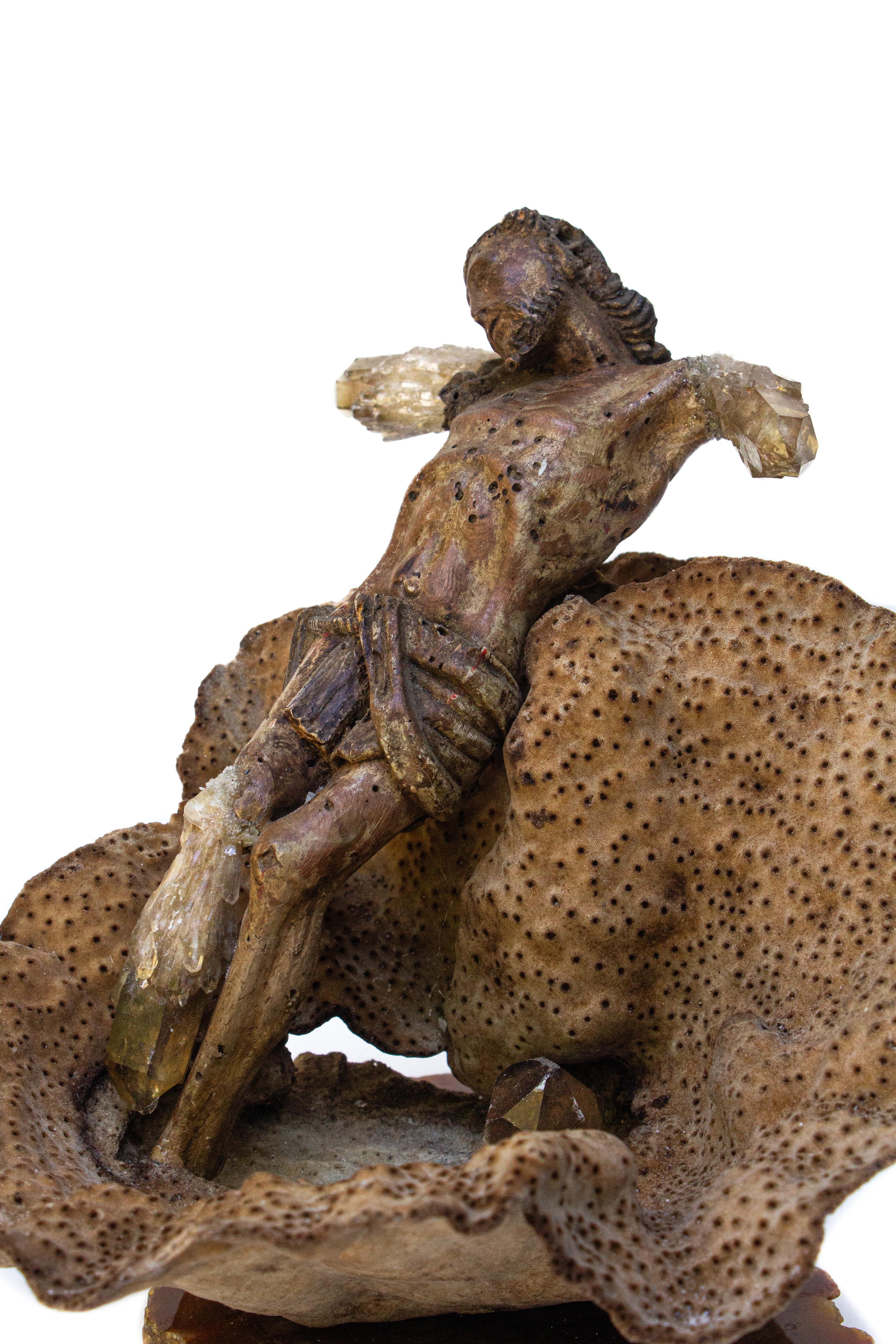 Figura de Cristo italiana del siglo XVIII con cristales de cuarzo ahumado en coral Tallado a mano en venta