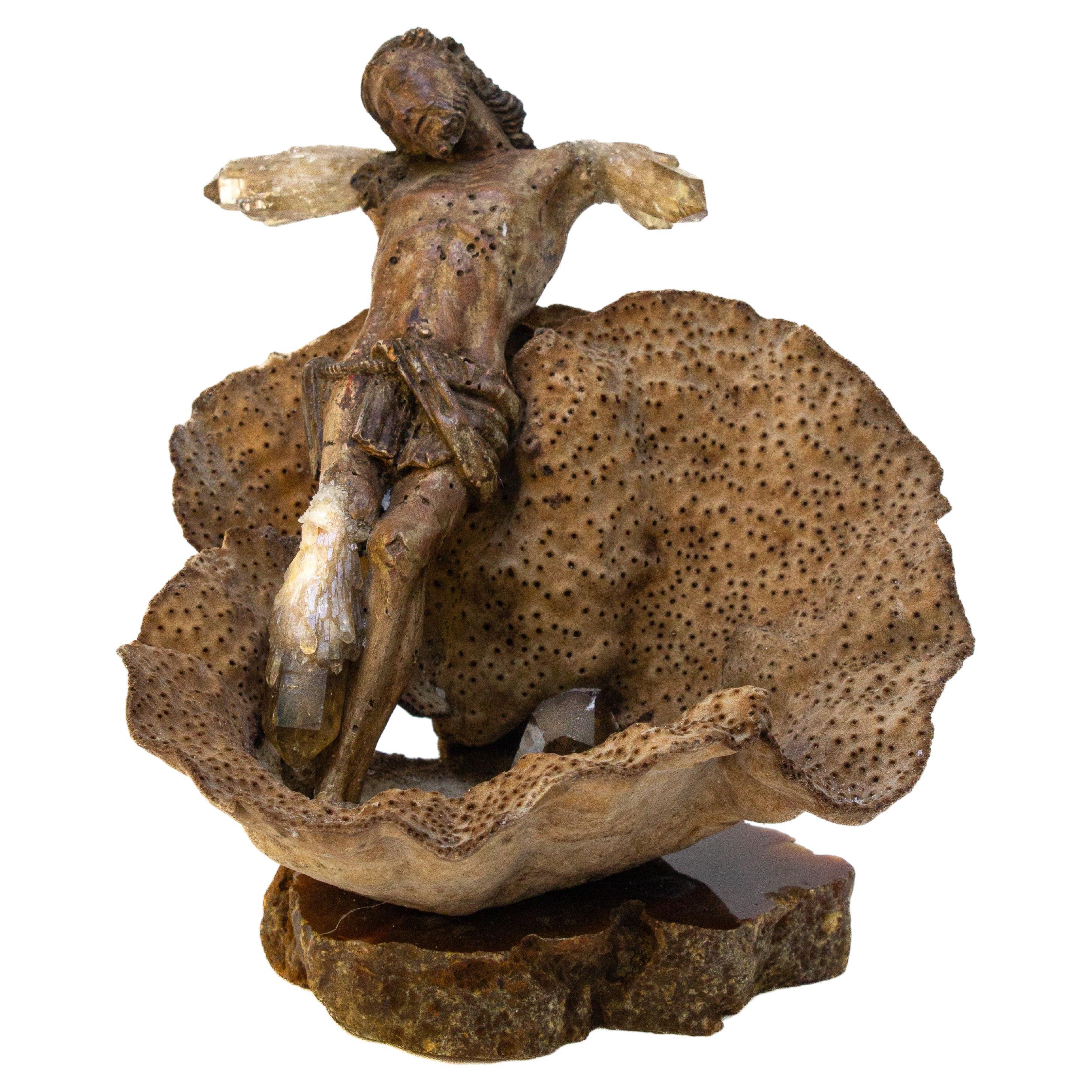 Figura de Cristo italiana del siglo XVIII con cristales de cuarzo ahumado en coral