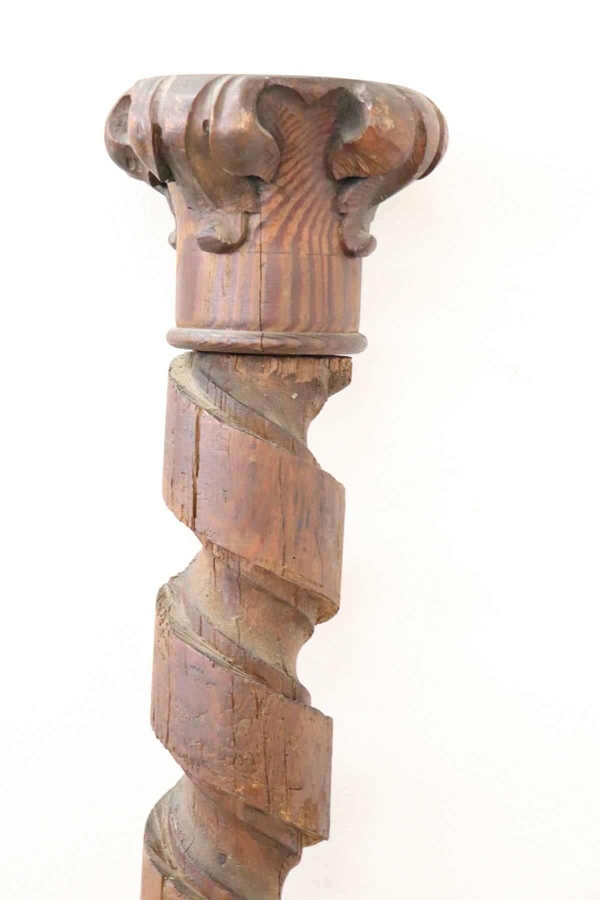 Paar geschnitzte Säulen aus italienischem Firholz aus dem 18. Jahrhundert im Zustand „Gut“ in Casale Monferrato, IT
