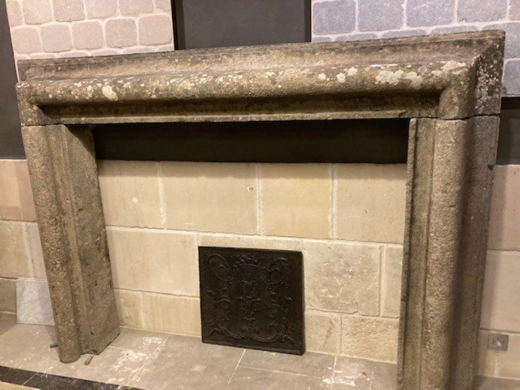 Magnificent Italian Fireplace Mantel in Volcanic Stone, very nice patina, and dating from the 18th century
Inside dimensions : 162cm wide & 131cm high