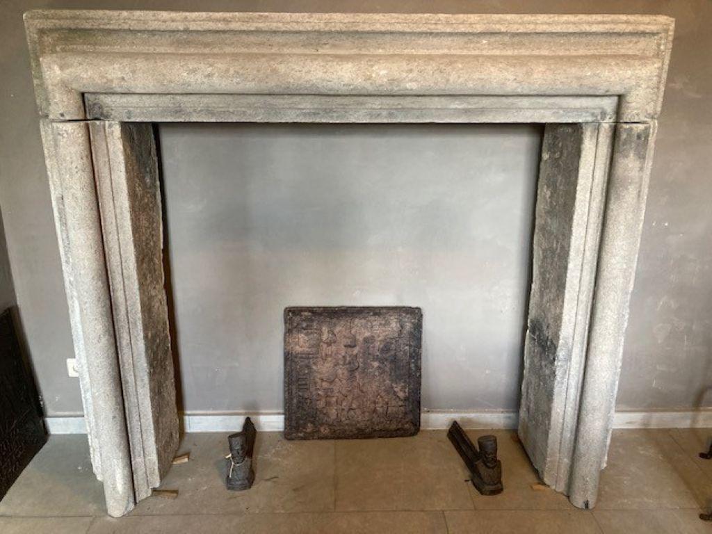 Elegante chimenea italiana de piedra volcánica del siglo XVIII.
Dimensiones interiores: 132 cm de ancho y 127 cm de alto