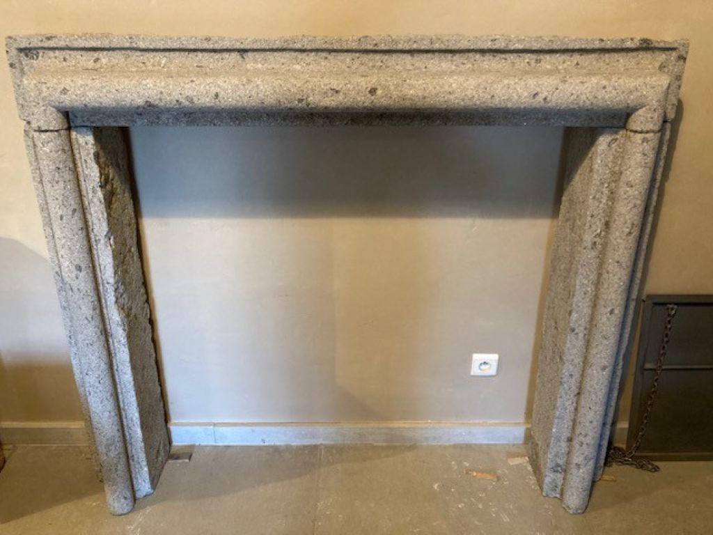 Very stylisch Italian fireplace mantel, made in volcanic stone and dating from the 18th century.
Inside dimensions : 115cm wide and 108cm high