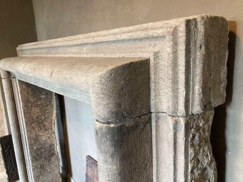 Repisa de chimenea italiana del siglo XVIII en piedra volcánica Italiano