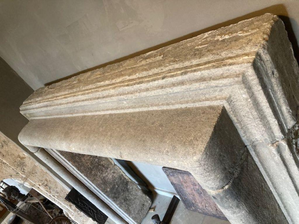 Repisa de chimenea italiana del siglo XVIII en piedra volcánica Tallado