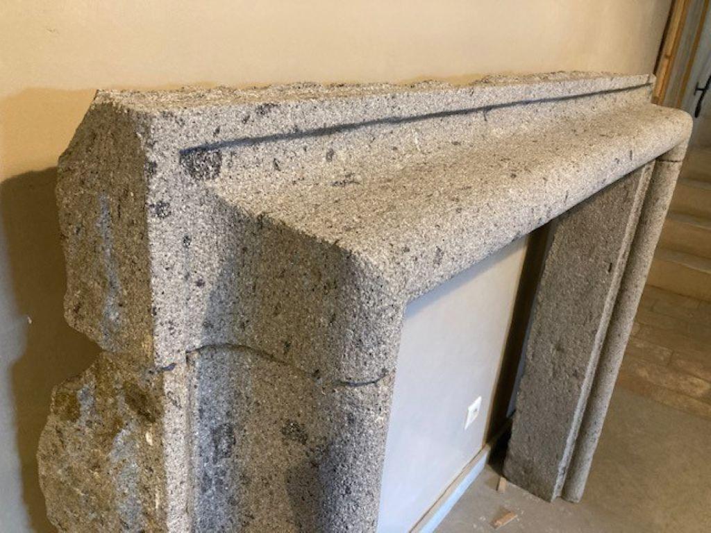 18th Century Italian Fireplace Mantel in Volcanic Stone In Good Condition For Sale In Zedelgem, BE
