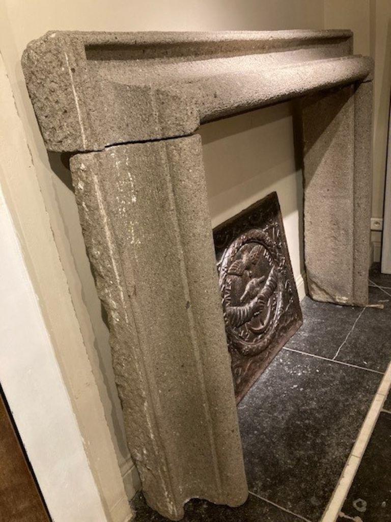 18th Century Italian Fireplace Mantel in Volcanic Stone In Good Condition For Sale In Zedelgem, BE