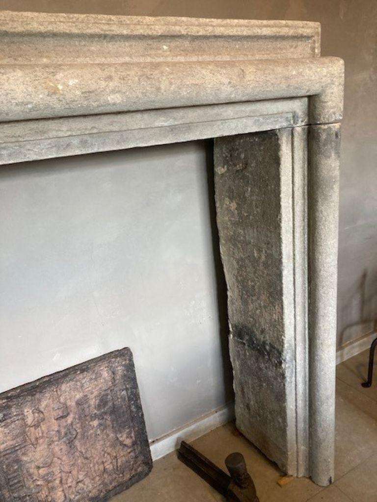 Repisa de chimenea italiana del siglo XVIII en piedra volcánica en Bueno Estado en Zedelgem, BE