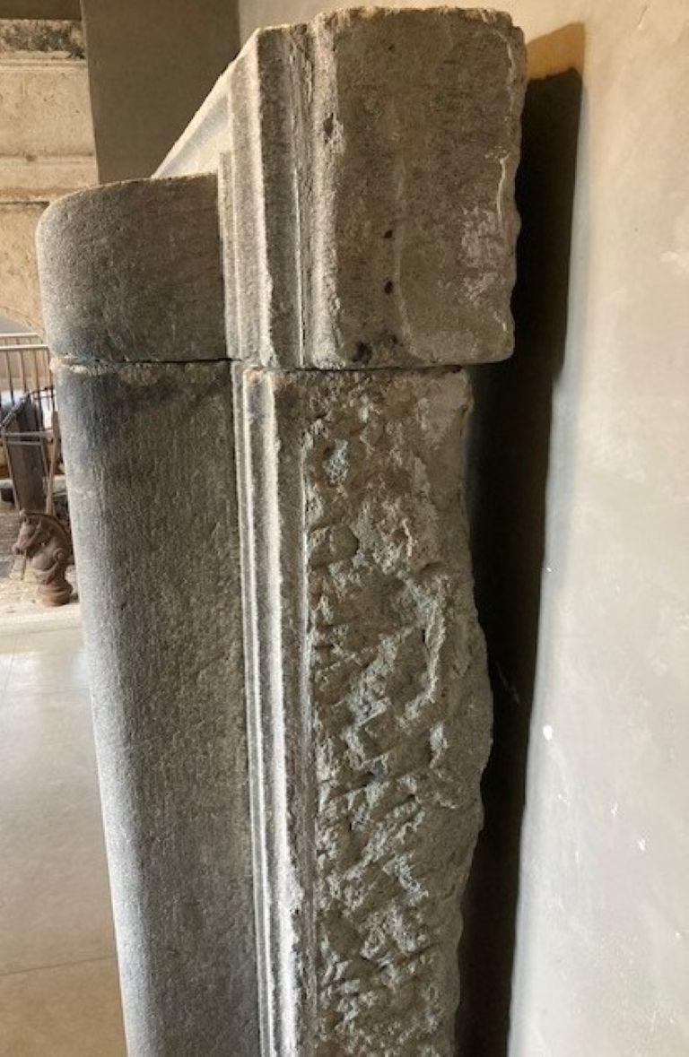 Repisa de chimenea italiana del siglo XVIII en piedra volcánica siglo XVIII y antes