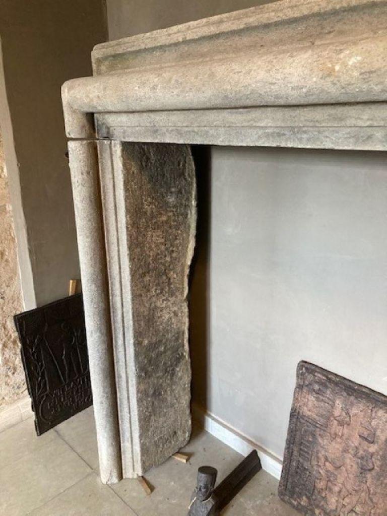 Repisa de chimenea italiana del siglo XVIII en piedra volcánica Piedra