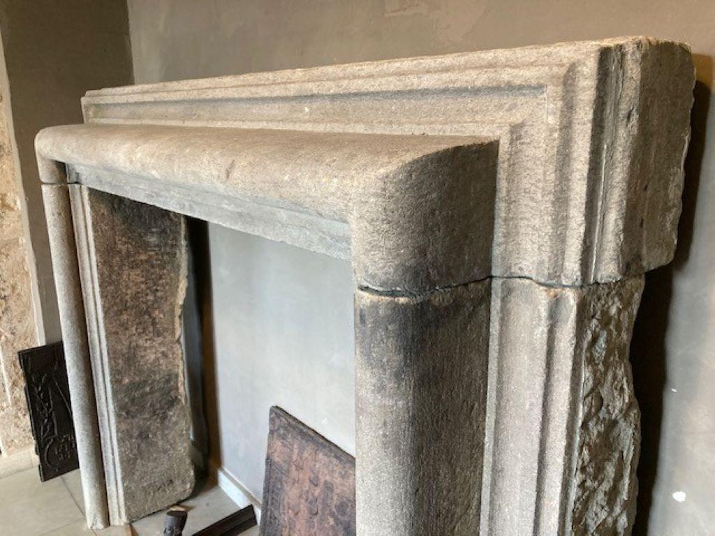 Repisa de chimenea italiana del siglo XVIII en piedra volcánica 1