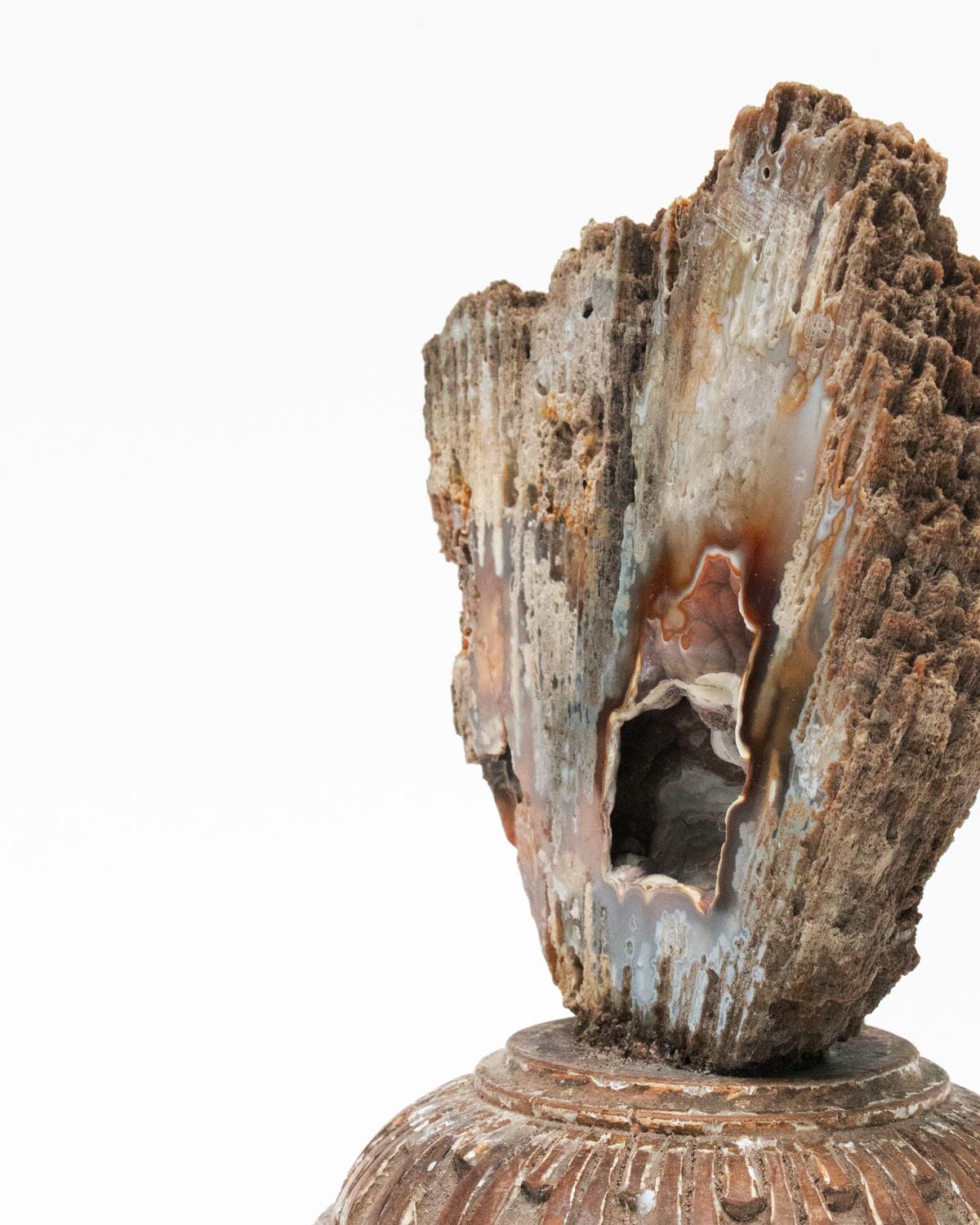 Fragmento de base italiana del siglo XVIII con coral agatizado sobre una rodaja de ágata Rococó en venta