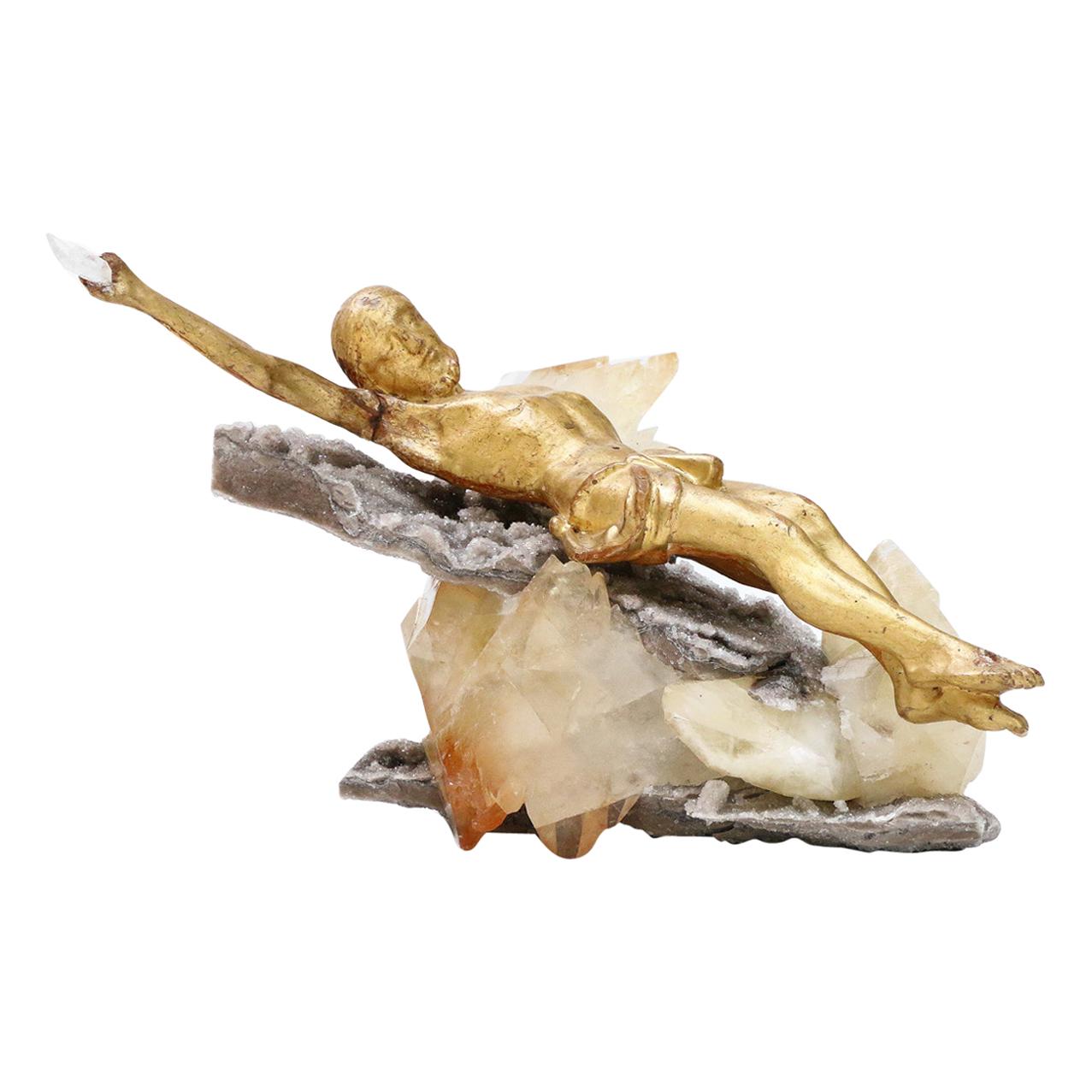 Sculpturale figure du Christ en feuilles d'or italienne du 18ème siècle sur un grappe de calcite