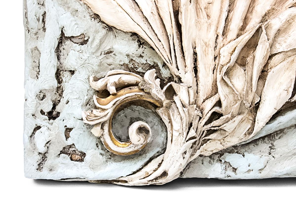 Italienisches Fragment aus dem 18. Jahrhundert, das in eine skulpturale Leinwand mit Schichten von Ölfarben eingelassen ist und mit italienischer roher Umbra-Lasur und Puzzolana (trocken gemahlene Vulkanasche) zur Alterung fertiggestellt