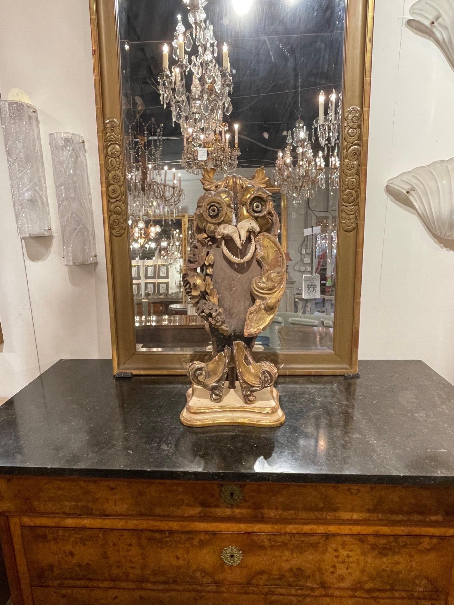 sculpture italienne du XVIIIe siècle représentant un hibou, composée de fragments dont une mâchoire de requin. C'est très intéressant. Un vrai sujet de conversation !