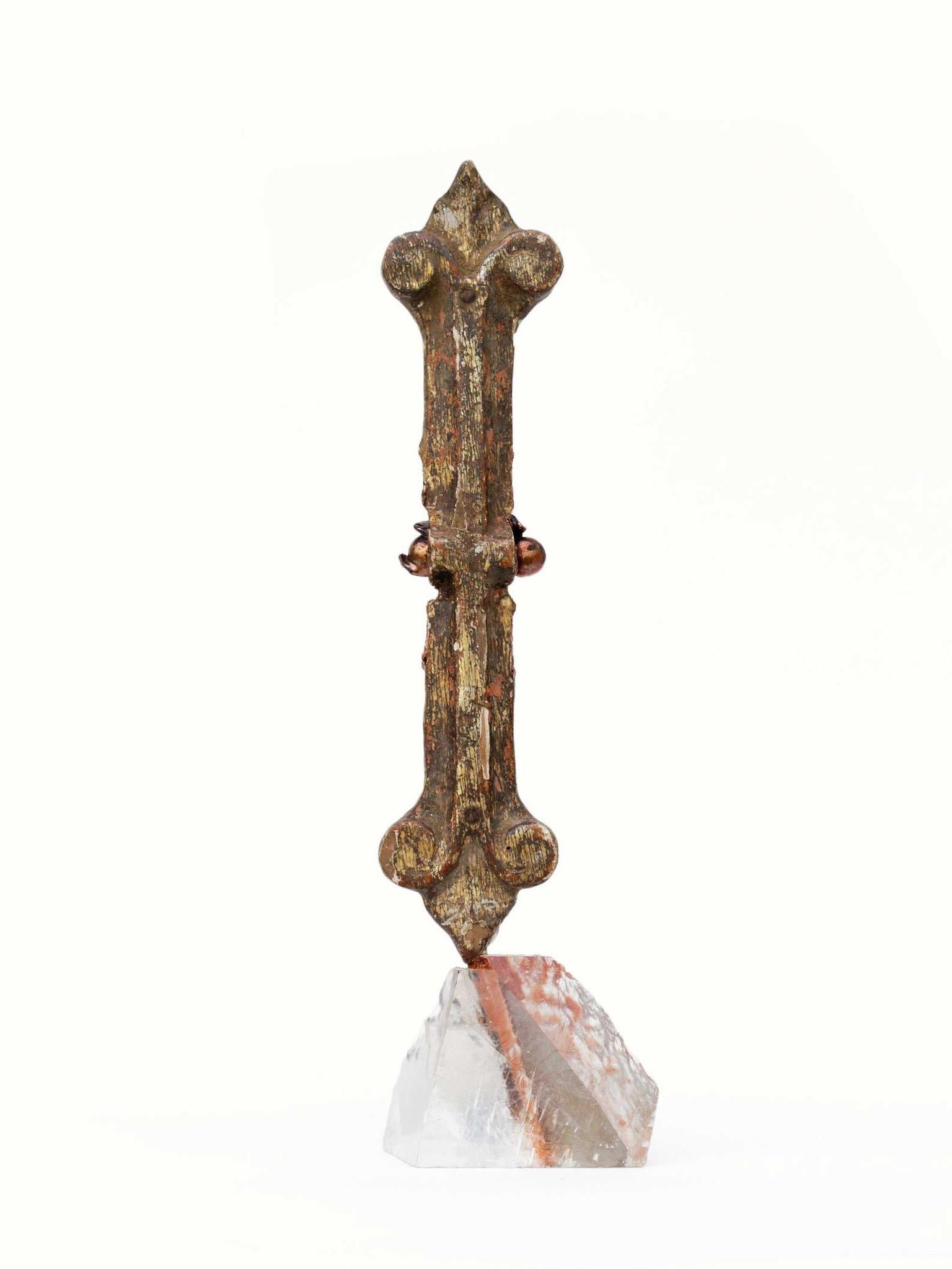 Fragment italien du 18e siècle orné de perles baroques et monté sur une base en calcite optique. Le fragment provenait à l'origine d'une église historique en Italie. Il est orné de perles baroques de formation naturelle.

L'œuvre est réalisée par