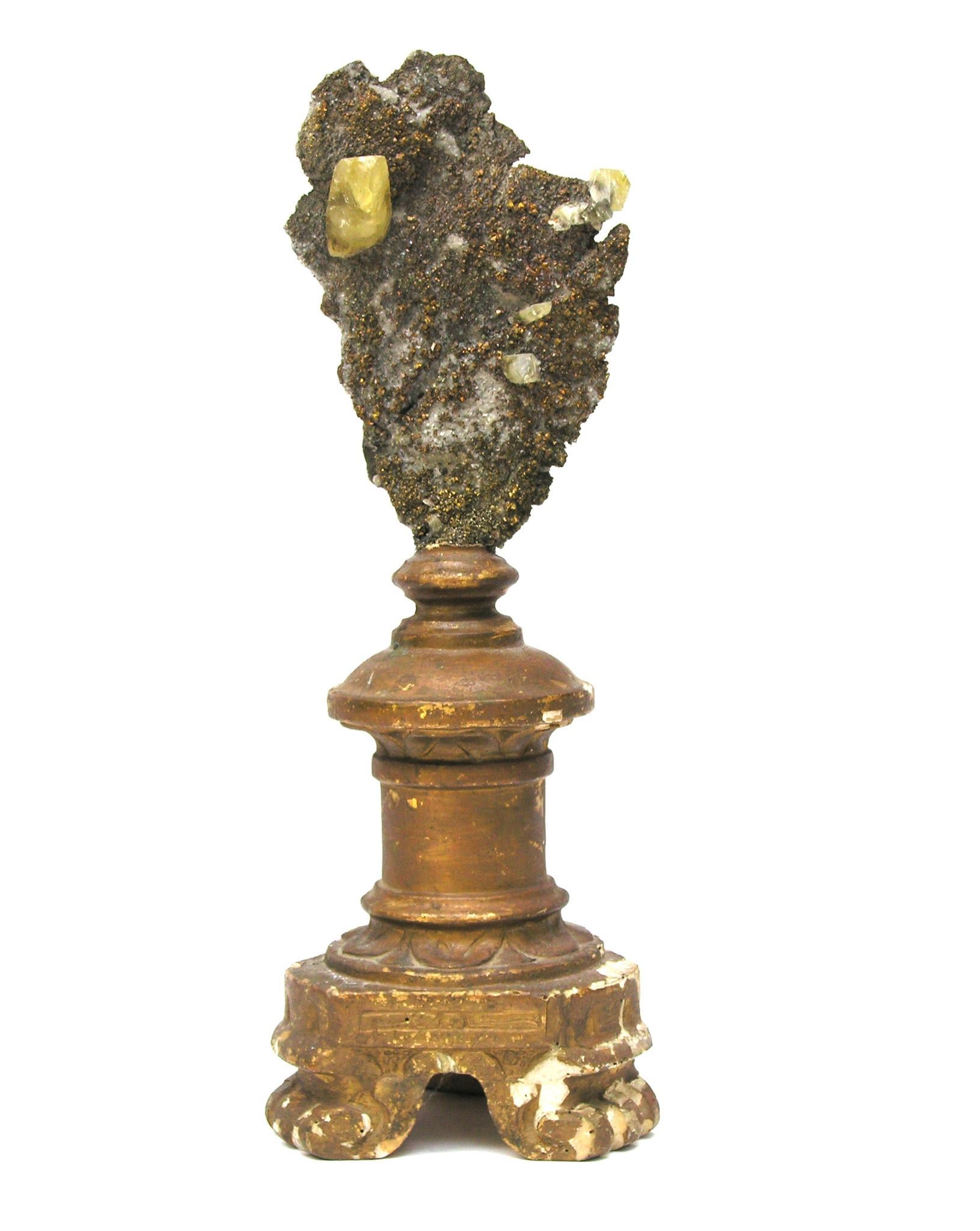 Skulpturaler italienischer Kerzenleuchter aus dem 18. Jahrhundert mit Chalkopyrit- und Calcitkristallen in Matrix.

Das vergoldete Fragment war ursprünglich Teil eines Kerzenständers in einer historischen italienischen Kirche in Italien. Es ist mit
