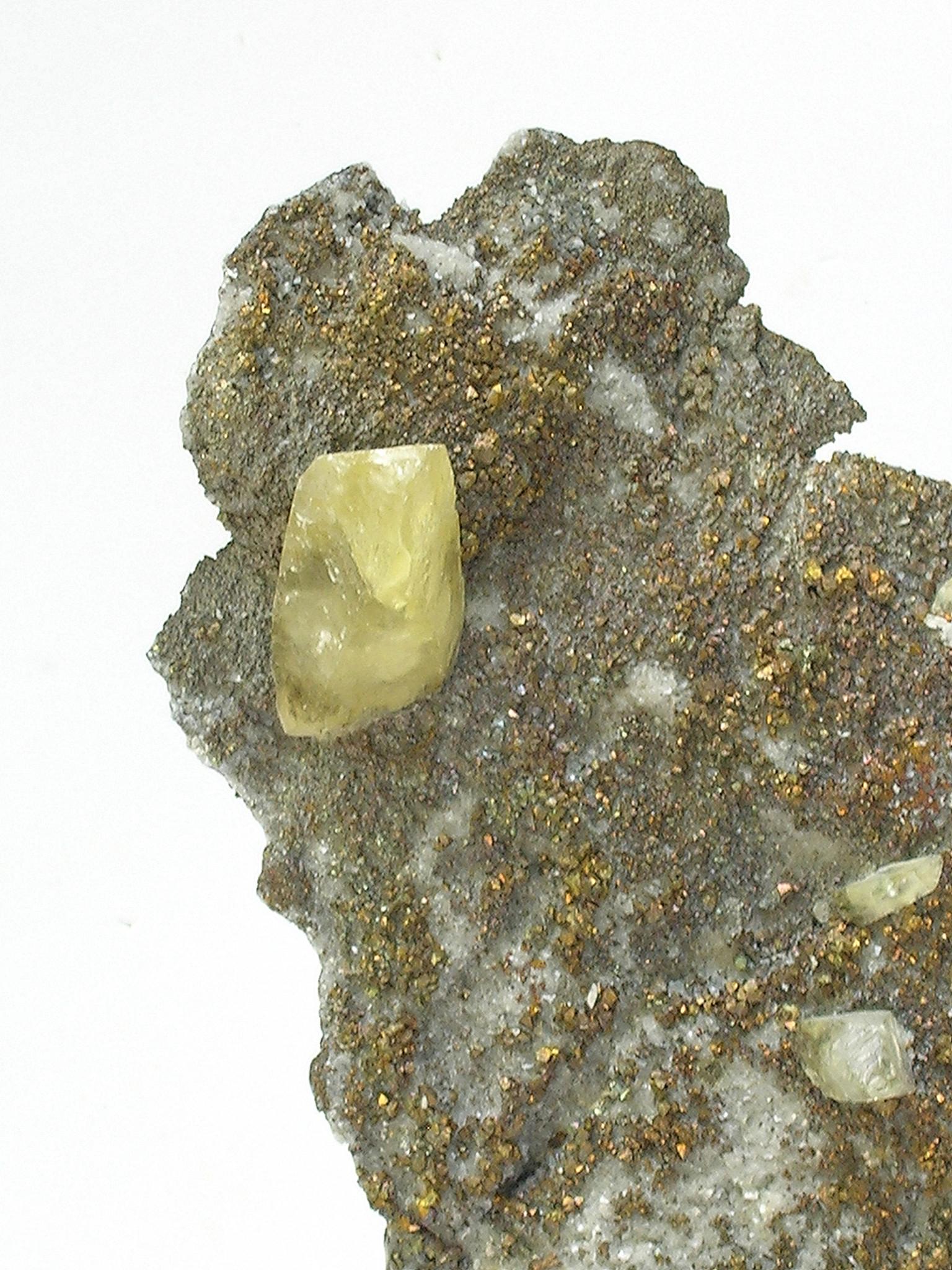 Italienisches Fragment aus dem 18. Jahrhundert mit Chalcopyrit und Calcite-Kristallen in Matrix (Handgeschnitzt) im Angebot