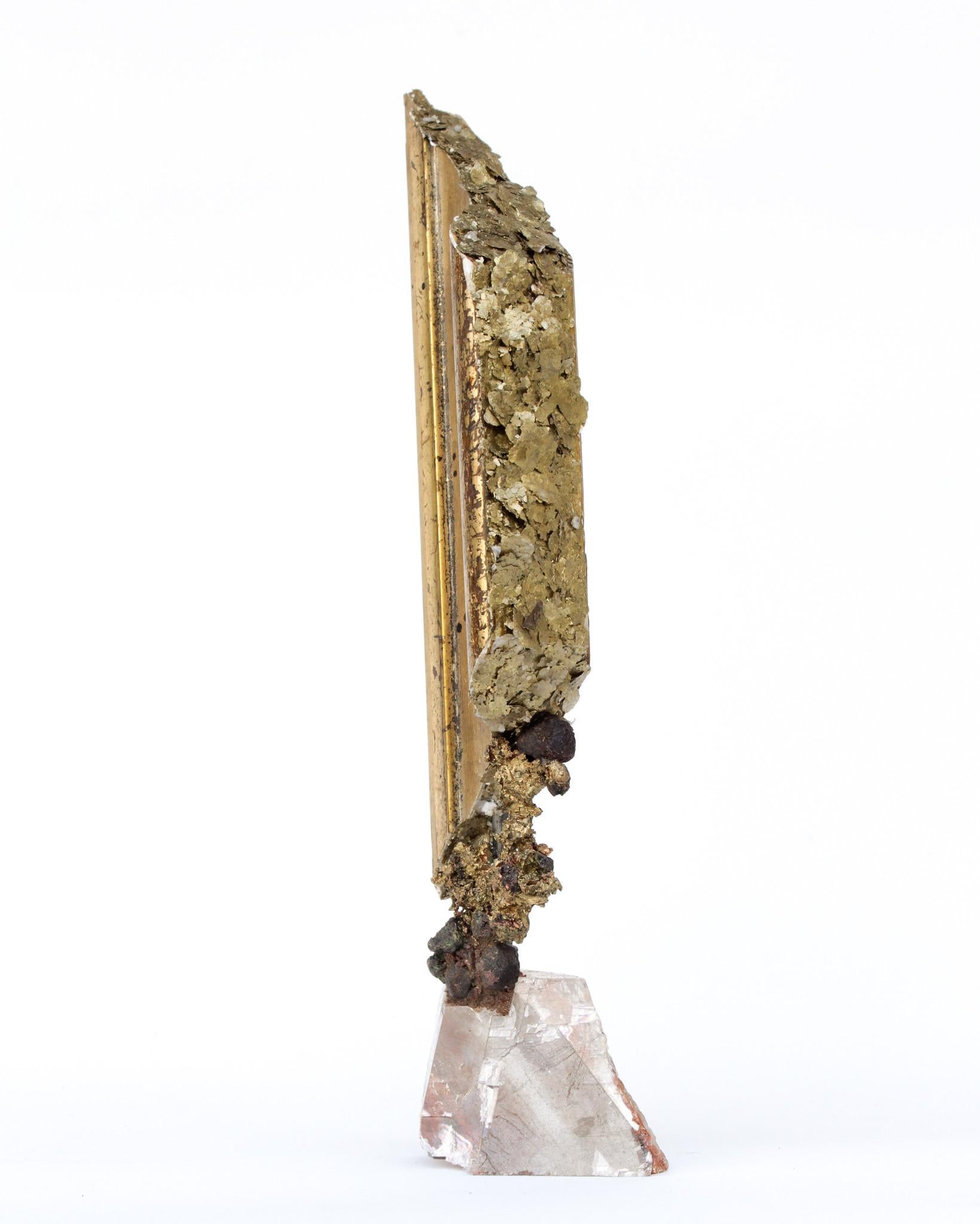 Italienisches Fragment aus dem 18. Jahrhundert, verziert mit natürlich geformtem Kupfer, Granaten und Goldglimmer auf einem Sockel aus optischem Calcit.

Das italienische Fragment stammt ursprünglich von einem Stück aus einer Kirche in der Toskana.