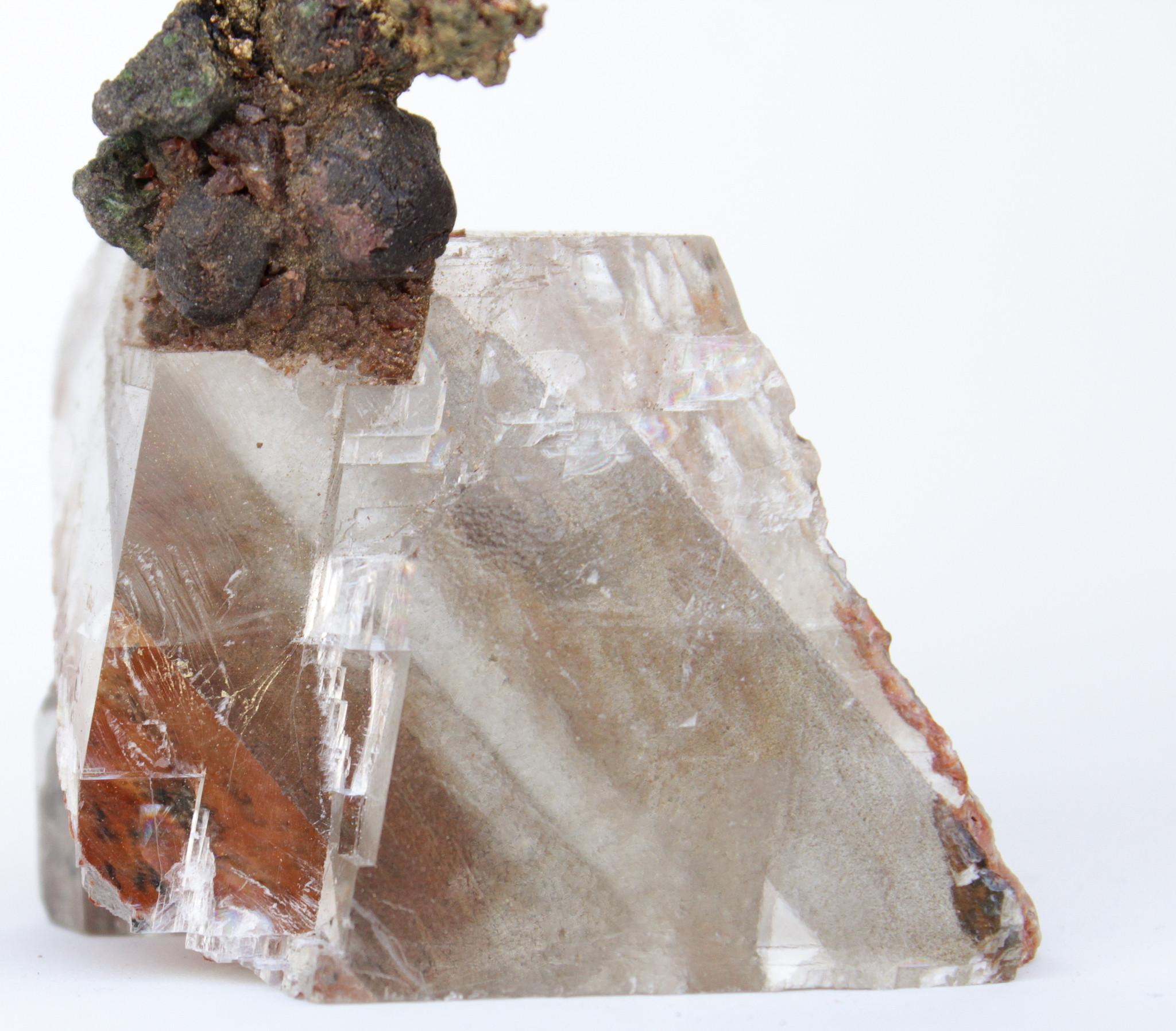 Italienisches Fragment aus dem 18. Jahrhundert mit Kupfer, Granaten und Gold Mica auf Calcite (Handgeschnitzt) im Angebot