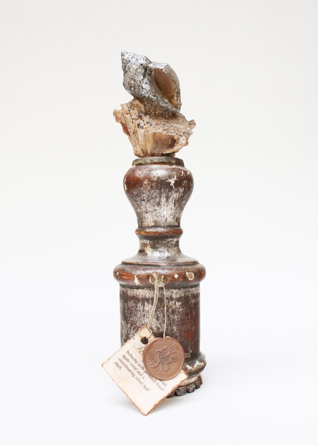 Cristal de roche Fragment italien du 18e siècle avec agate fossile, corail et coquillage à feuilles d'argent en vente