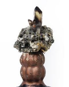 Frammento italiano del XVIII secolo con mica e quarzo fumé su una base di calcite fantasma