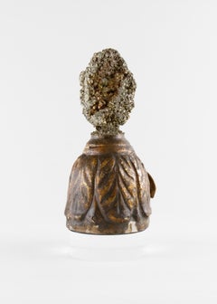 Fragmento italiano del siglo XVIII con pirita y una perla barroca sobre una base de lucita