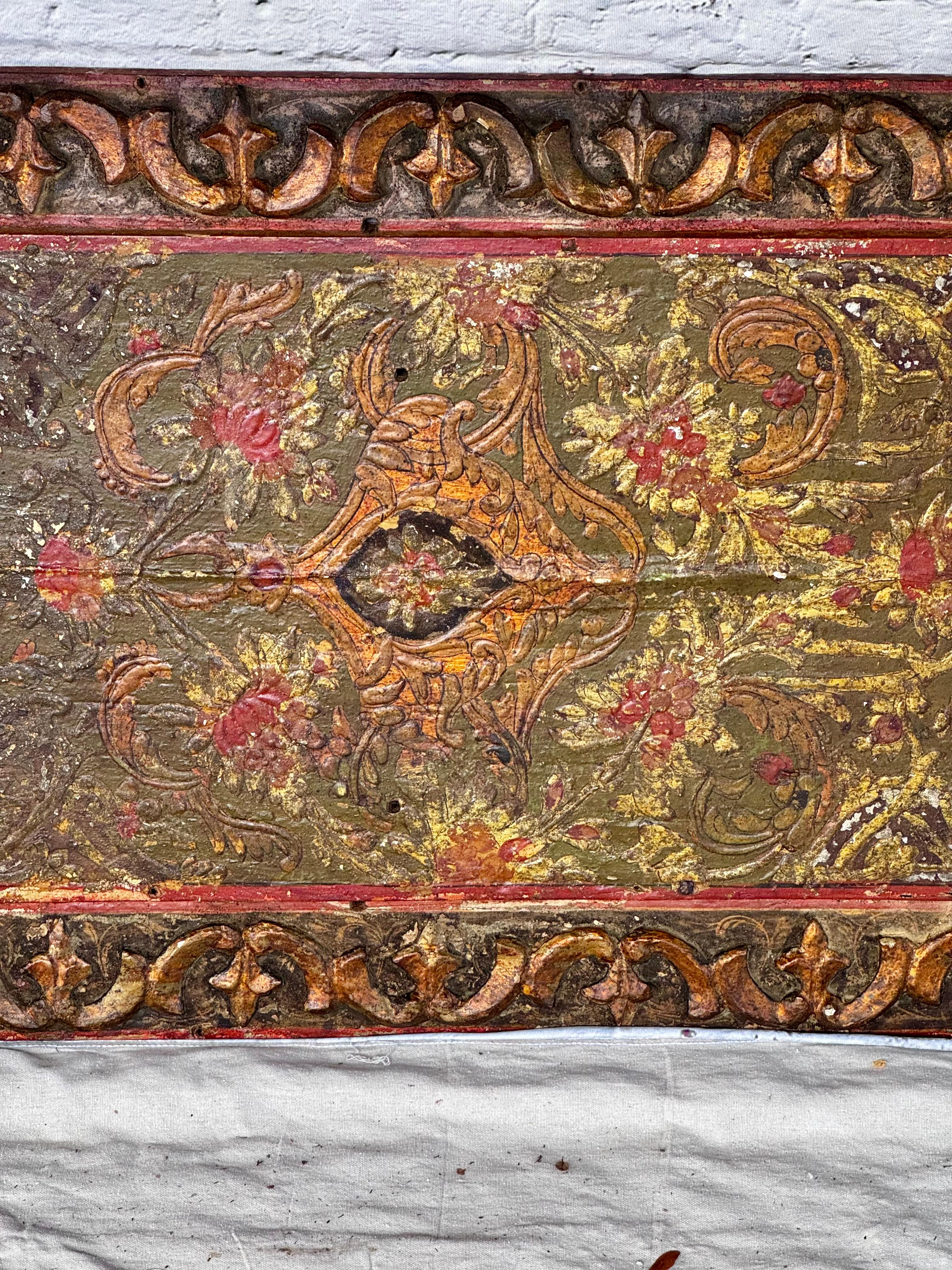 Frise de panneau décoratif mural italien du XVIIIe siècle avec un superbe relief doré sculpté à la main. Le motif décoratif en relief doré est très classique, sculpté à la main avec une alternance de nœuds d'amour, de feuillages et de motifs