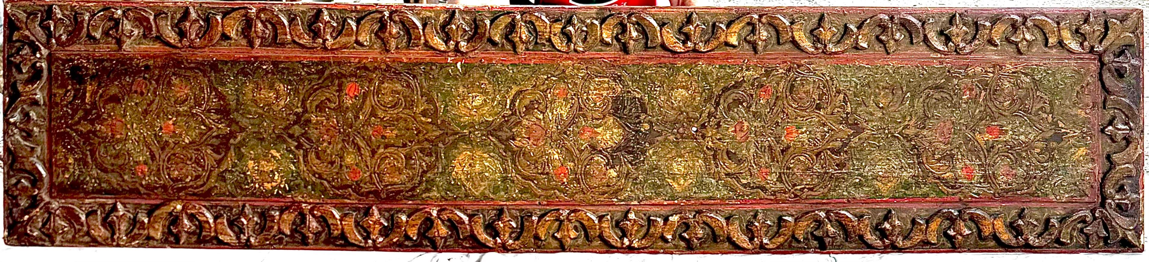 Italienischer Wanddekorationsfries aus dem 18. Jahrhundert mit wunderschönem handgeschnitztem, vergoldetem Relief. Das dekorative Reliefmotiv des vergoldeten Kandelabers ist sehr klassisch, handgeschnitzt mit abwechselnden Liebesknoten, Blattwerk