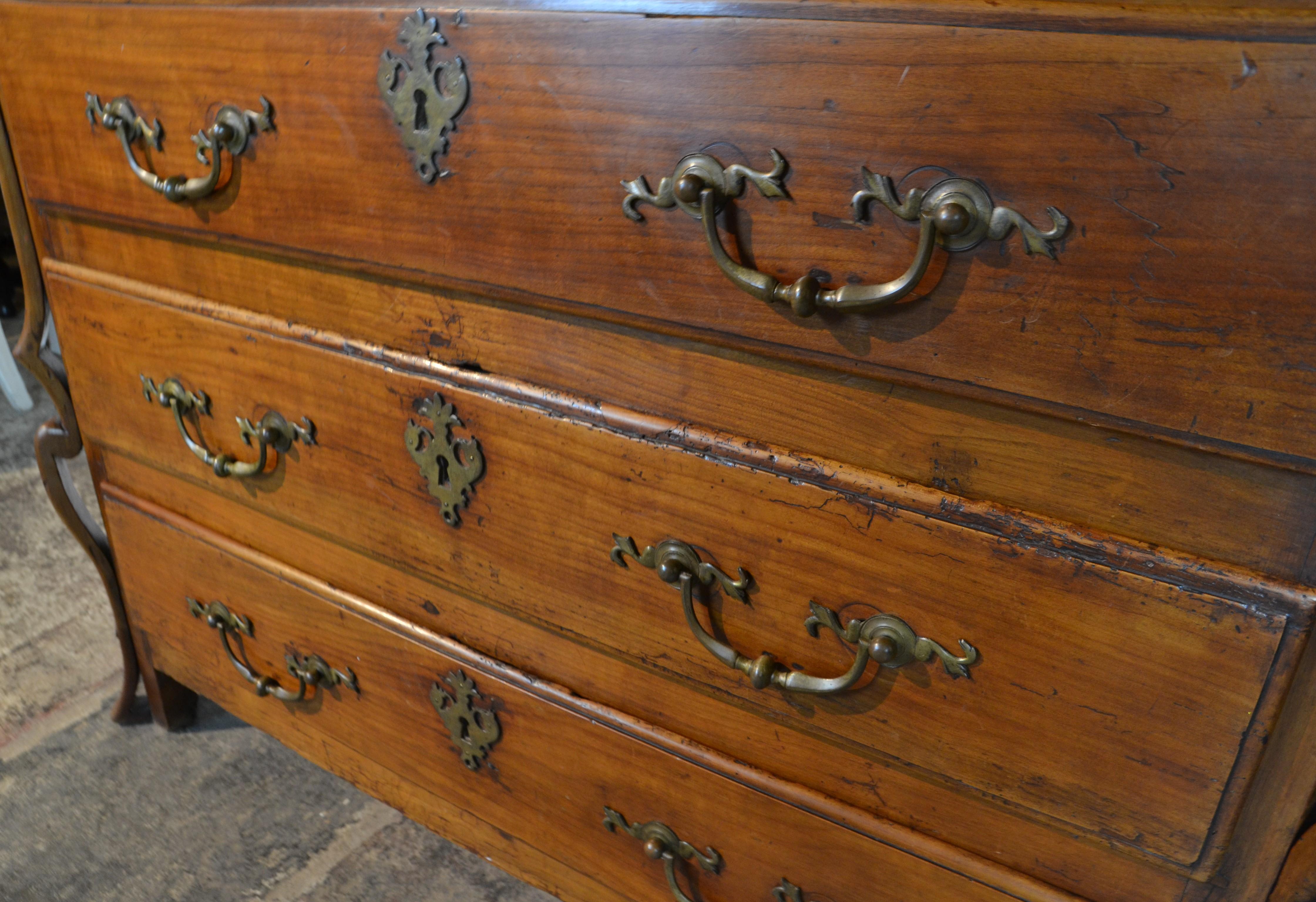 18th Century Italian Fruitwood Chest of Drawers / Commode For Sale 1