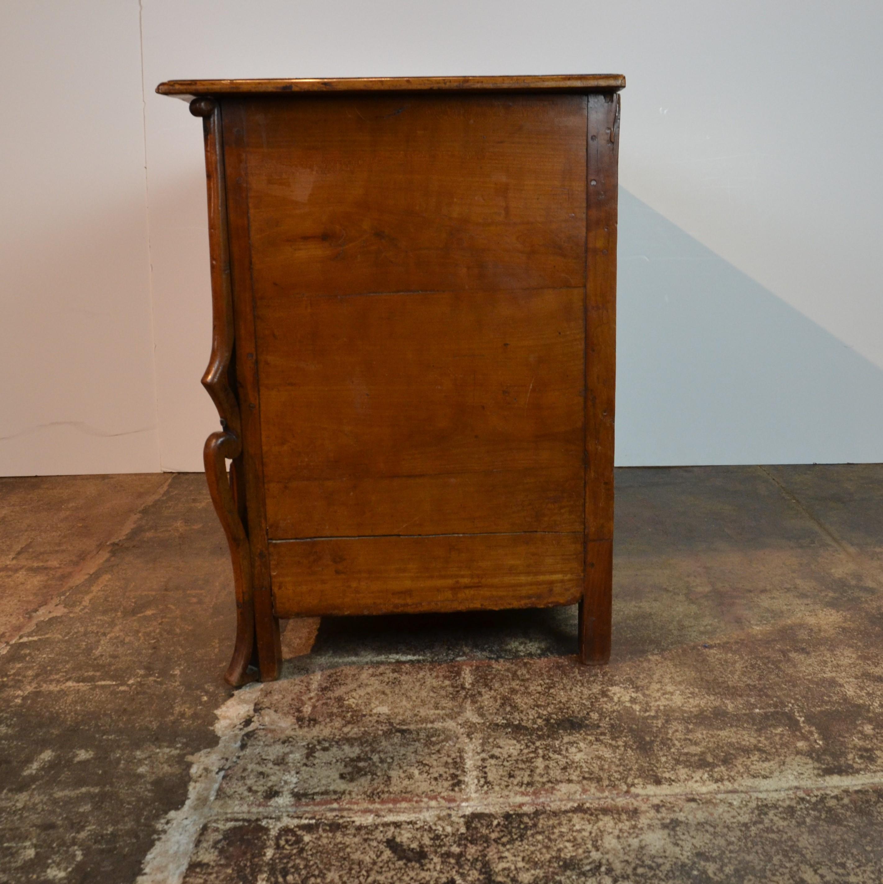 18th Century Italian Fruitwood Chest of Drawers / Commode For Sale 2