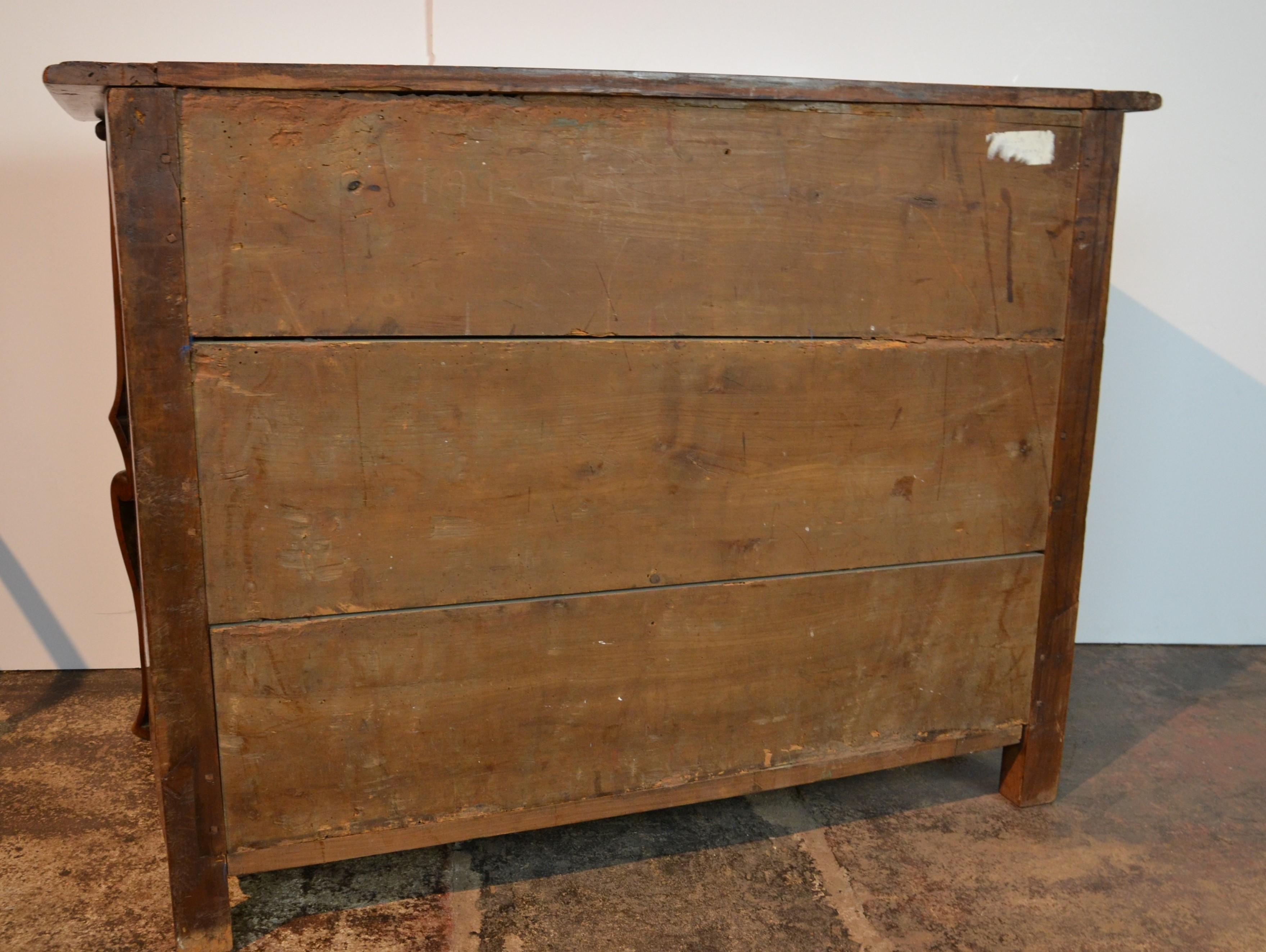 18th Century Italian Fruitwood Chest of Drawers / Commode For Sale 3