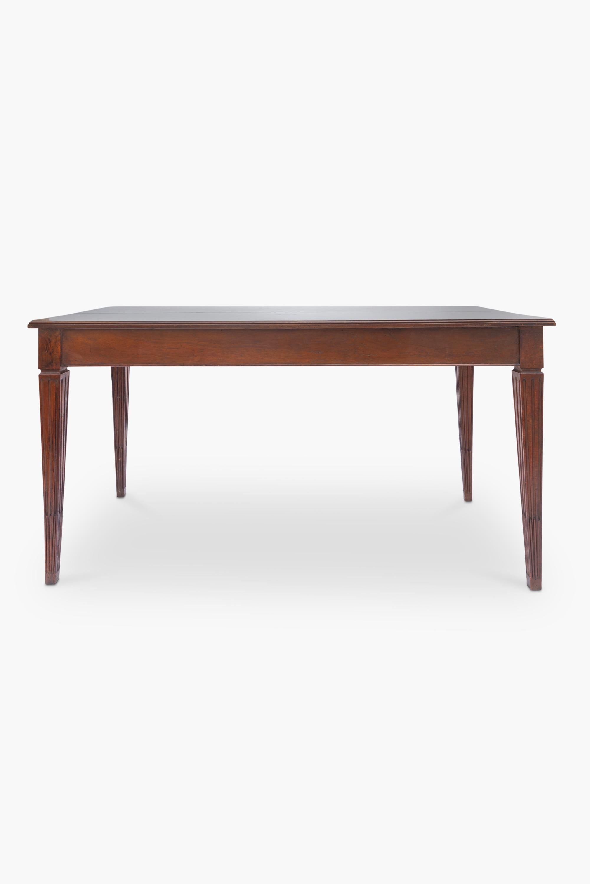 Un'elegante consolle o tavolo da centro in legno di frutto neoclassico italiano del XVIII secolo.

Di concezione neoclassica, si erge su quattro gambe affusolate e scanalate con terminali intagliati a rilievo. Il solido piano realizzato con due
