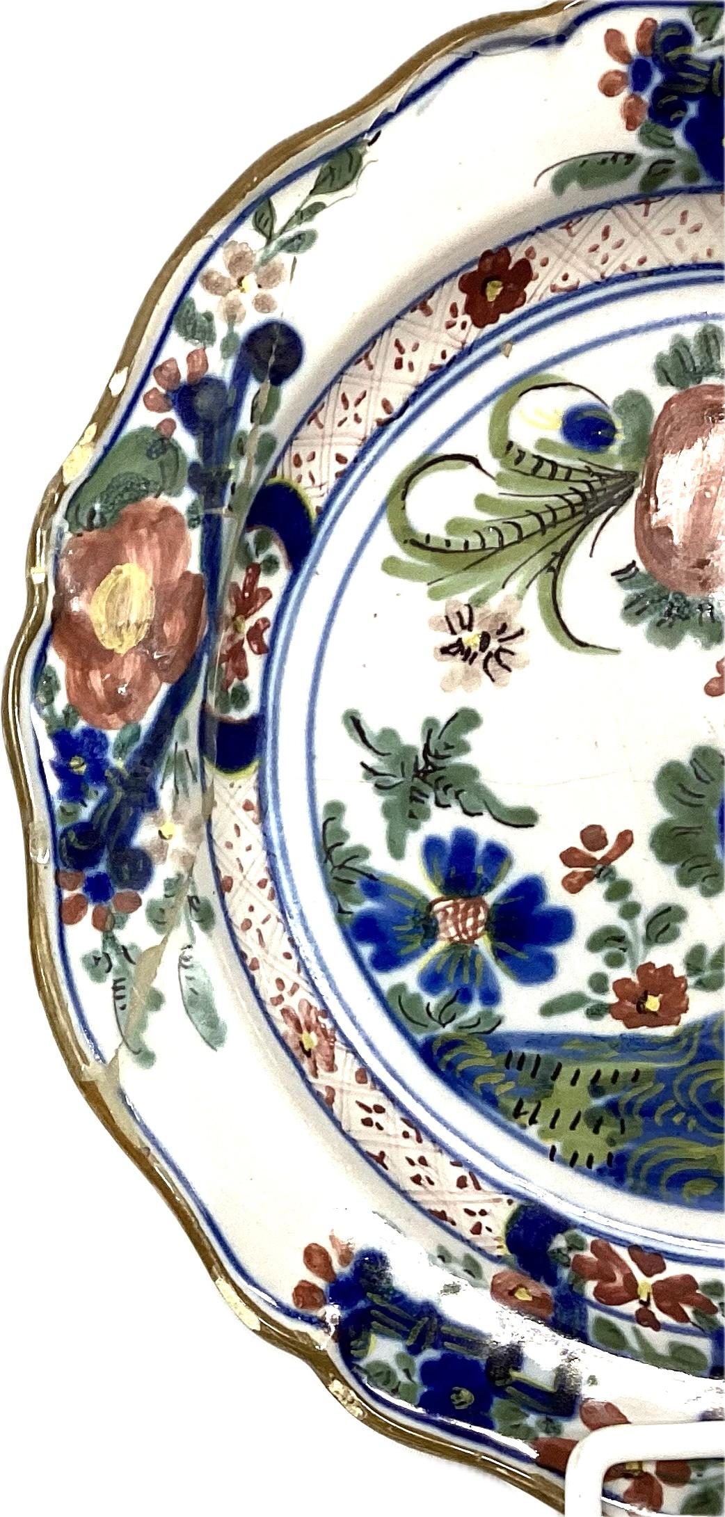 18ème siècle Italien Rococo Garofano Blue Carnation 150Dish. Whiting présente des fleurs aux couleurs vives (rouge, bleu cobalt, vert) sur fond blanc avec des bordures dorées. 