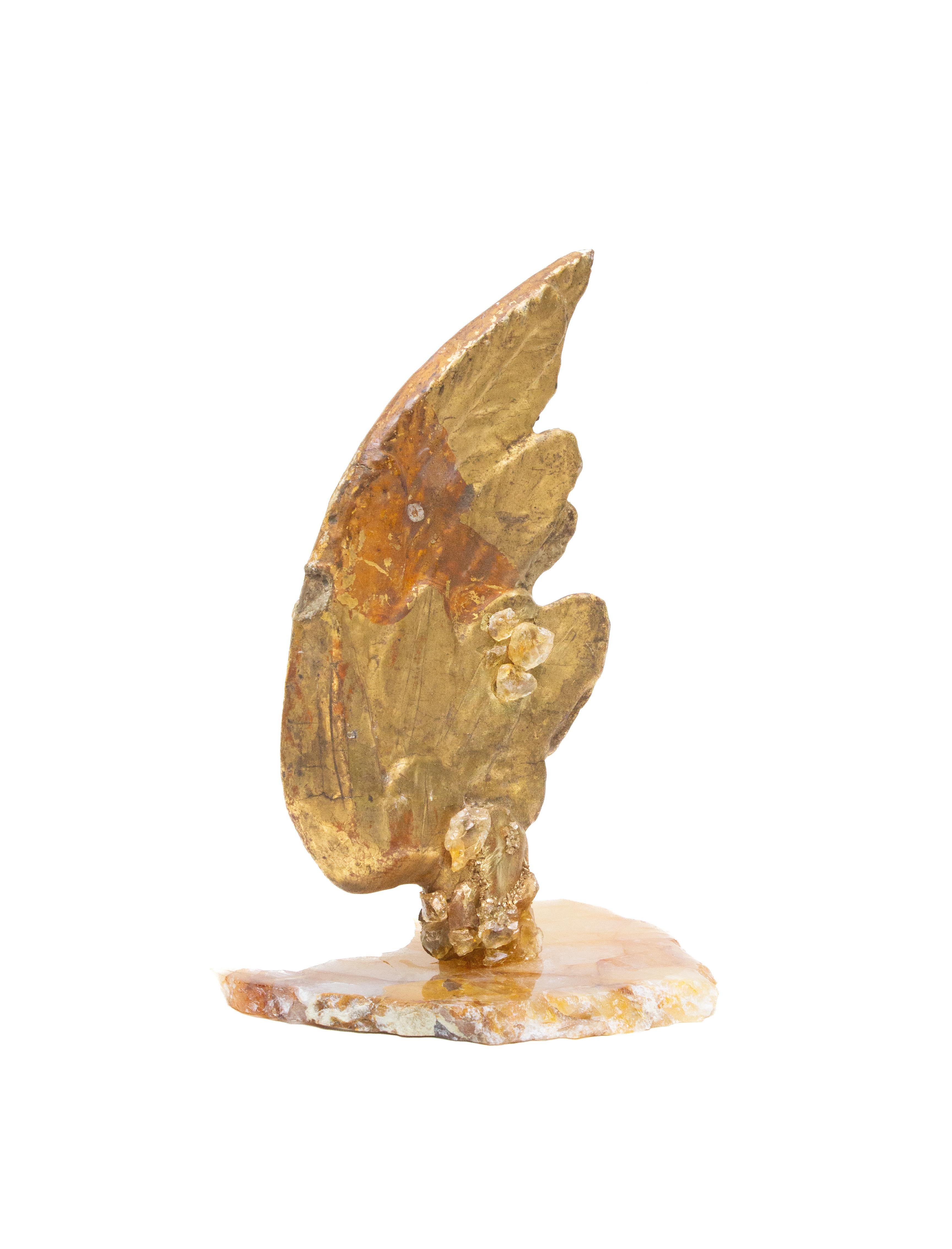 Italienischer vergoldeter und handgeschnitzter Engelsflügel aus dem 18. Jahrhundert auf einem goldenen Hematoid-Schrank (Rokoko) im Angebot
