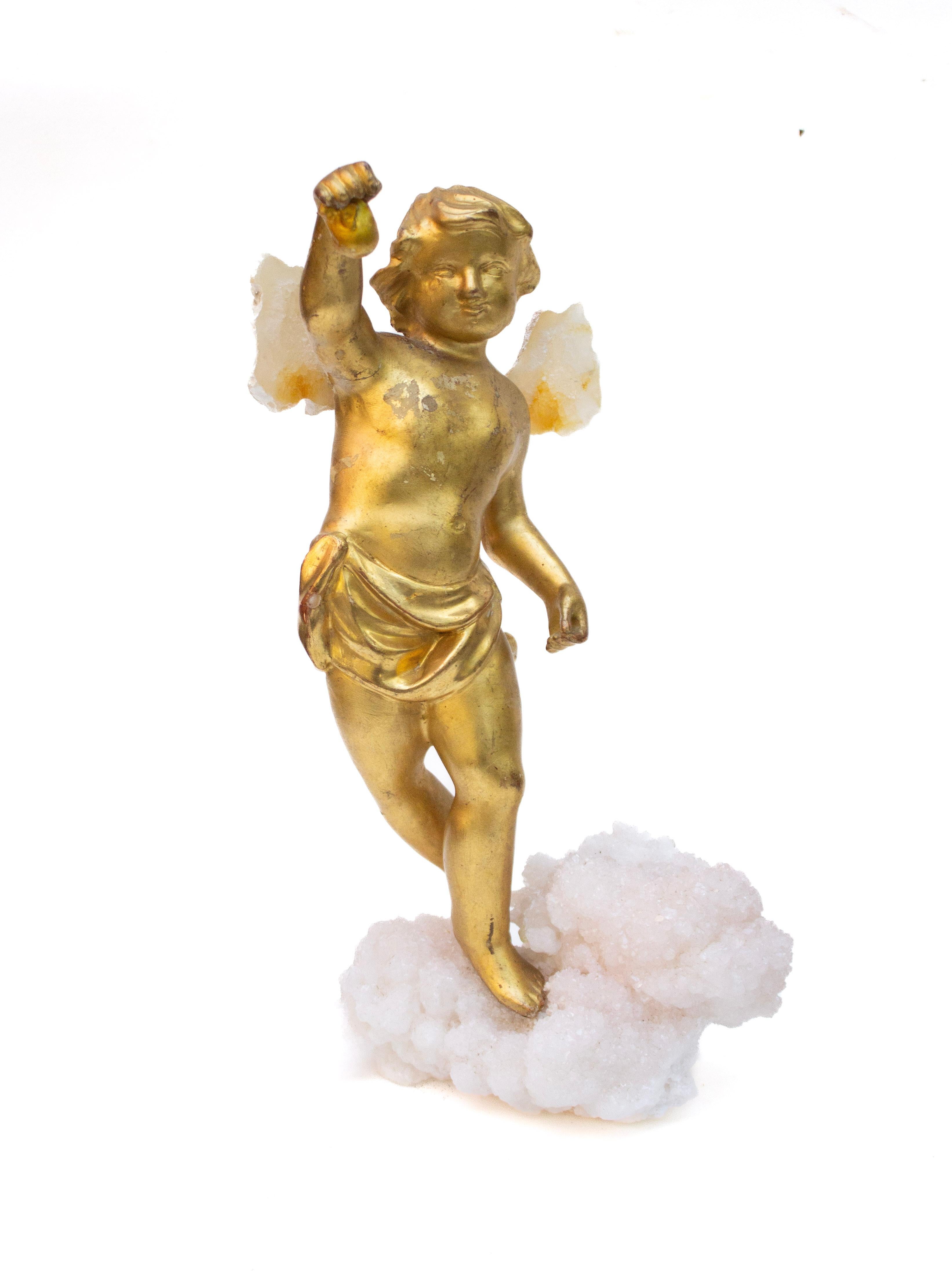 18th Century Italian Gilded Angel with Fossil Agate Wings on Aragonite In condizioni buone in vendita a Dublin, Dalkey