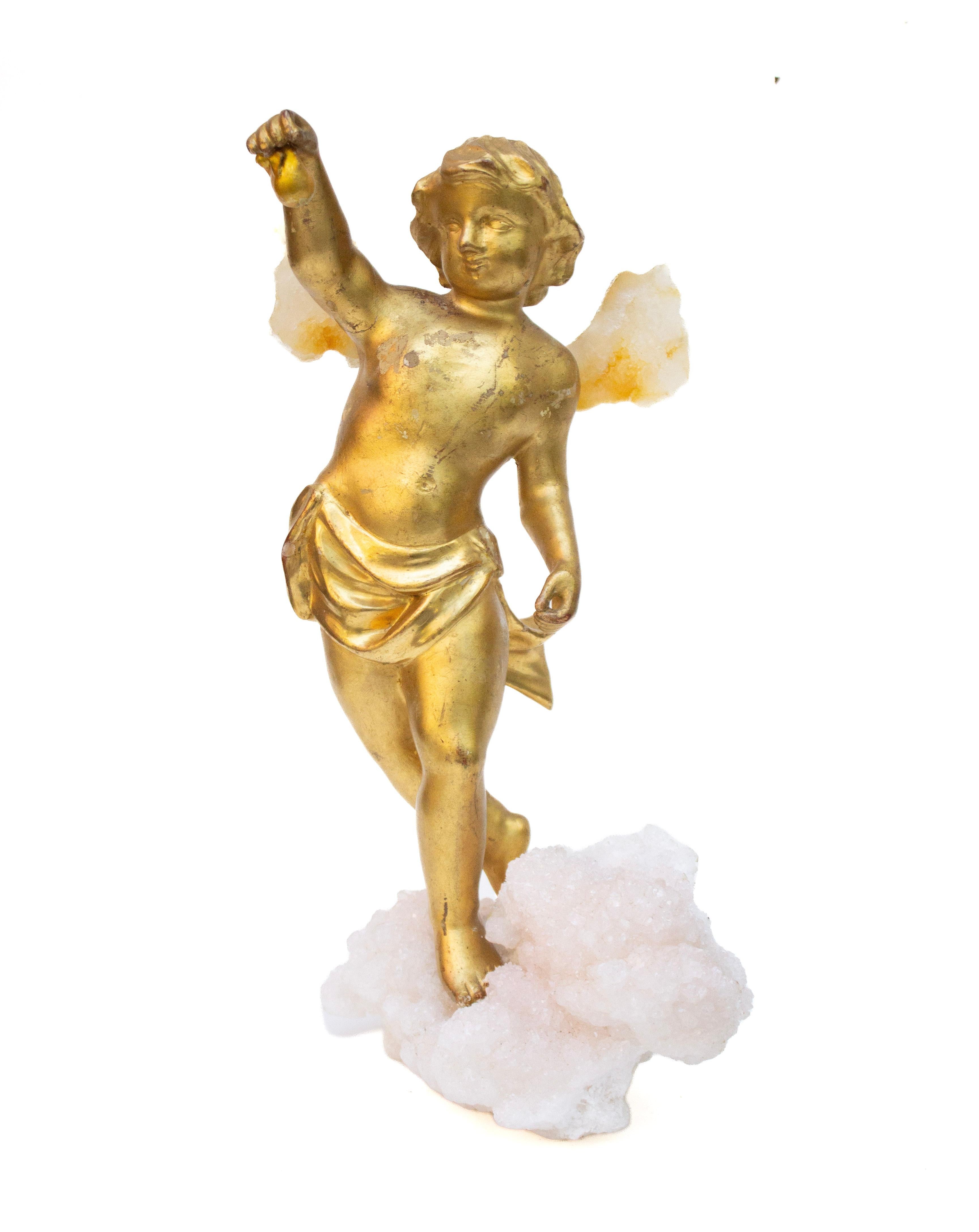 Fino al XVIII secolo 18th Century Italian Gilded Angel with Fossil Agate Wings on Aragonite in vendita