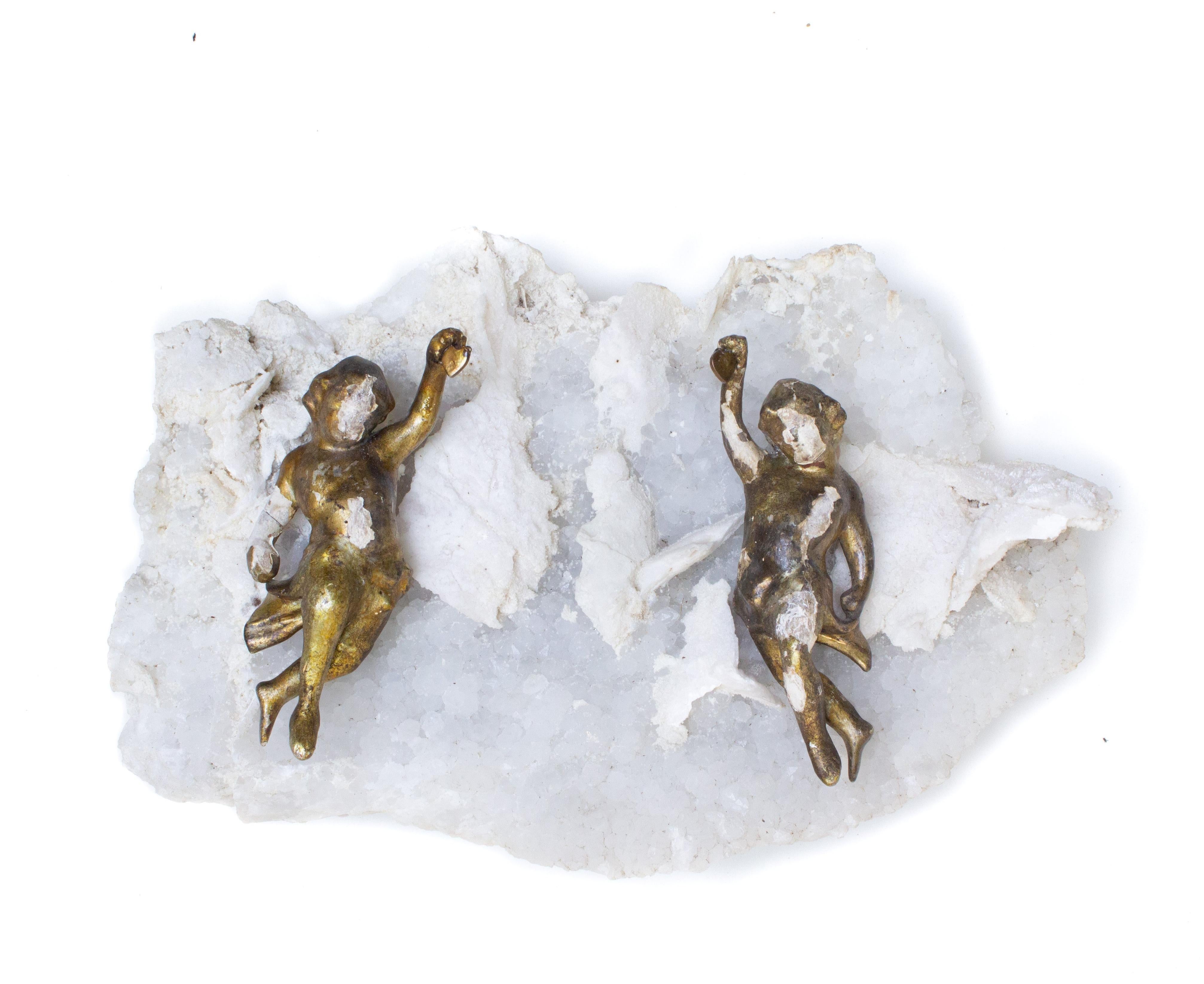 Paire d'anges italiens du XVIIIe siècle sculptés à la main à la feuille d'or et montés sur de l'améthyste et de la calcite en matrice. Les anges sculptés à la main faisaient autrefois partie d'une représentation céleste et angélique dans une église